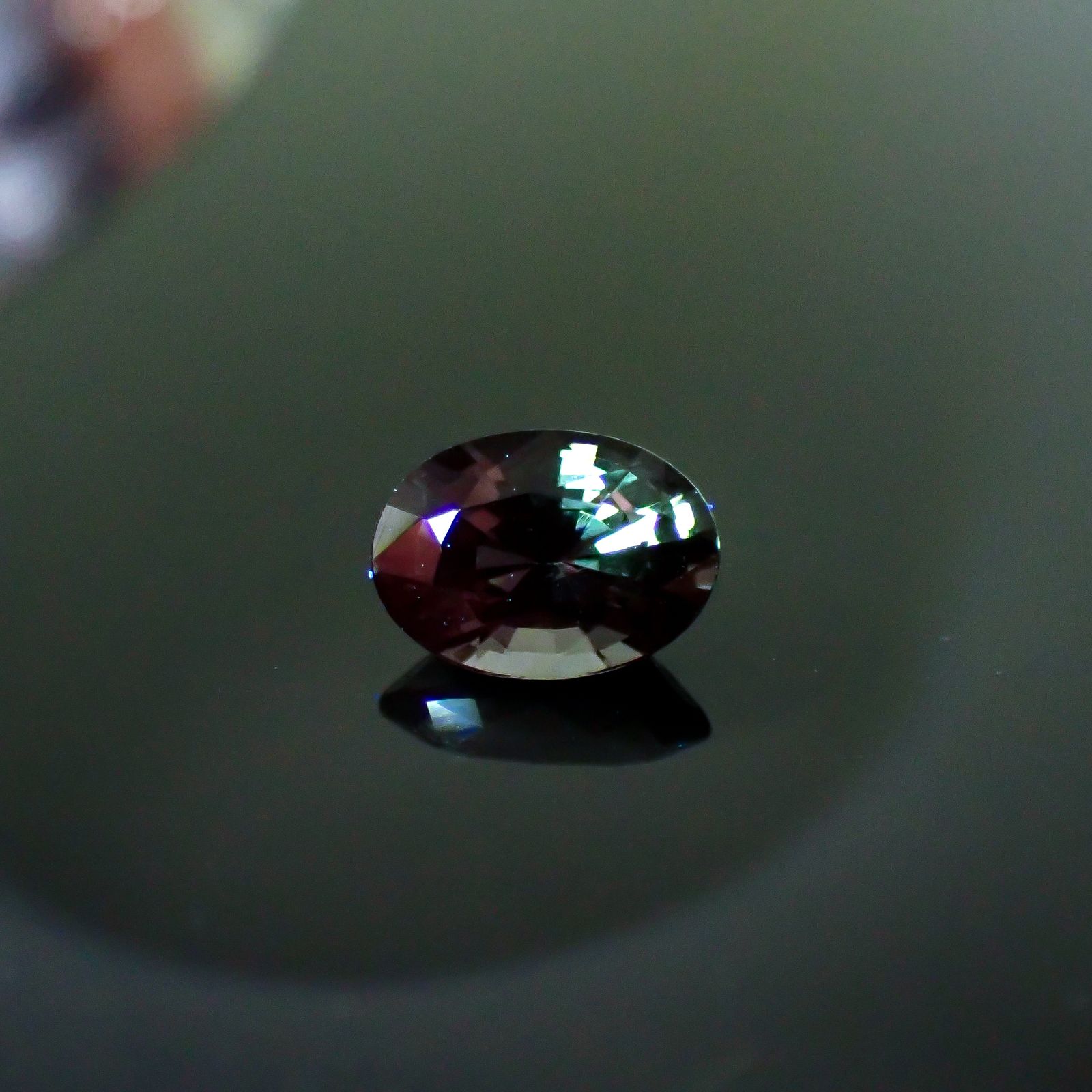 プラチナスピネル(宝石名スピネル)ビルマ産 0.94ct 識別済[250730757]7.2x5.2mm前後