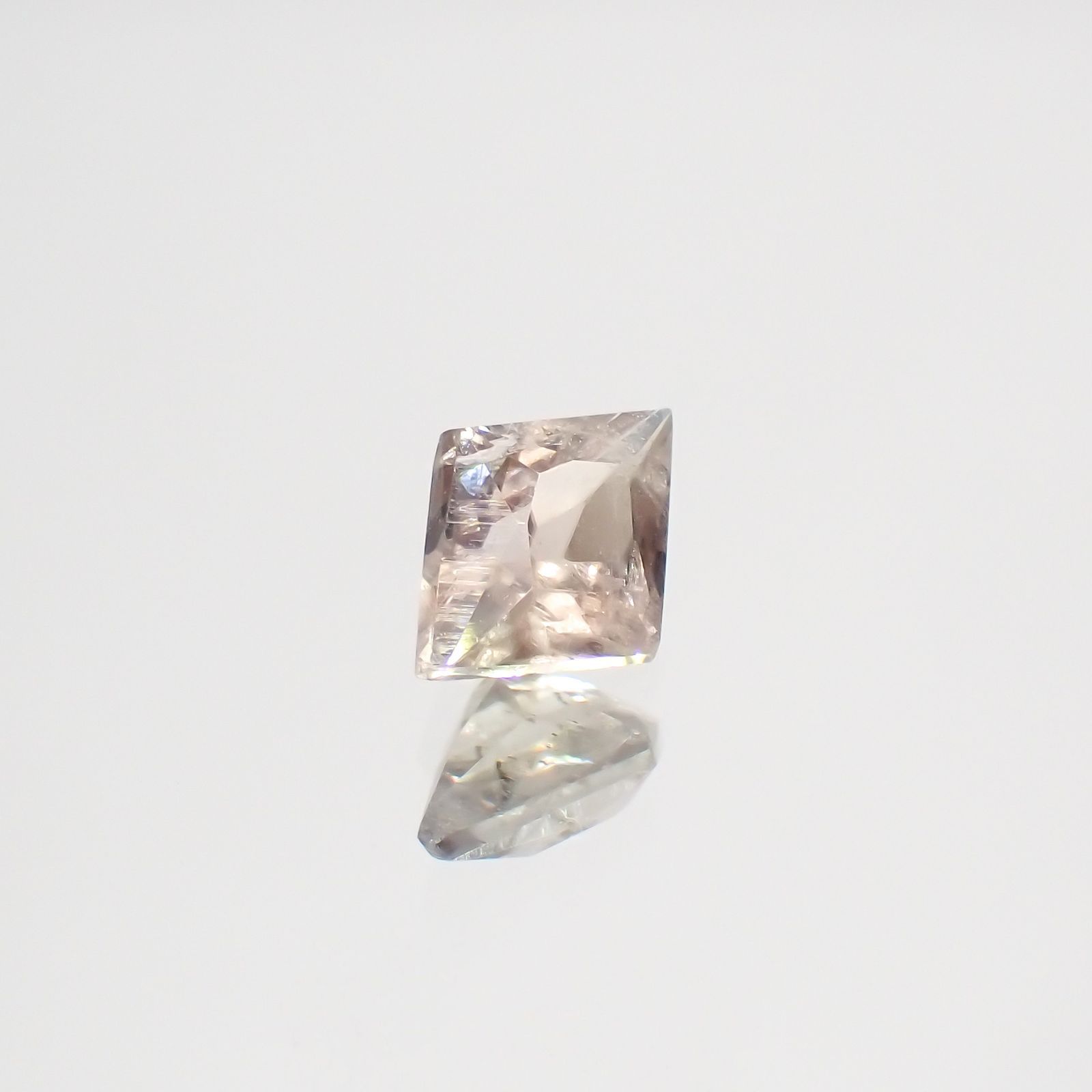 ◇カスタムカット◇ダイアスポア(宝石名ダイアスポア)トルコ産 0.54ct 識別済[220516033]7x5.2mm前後