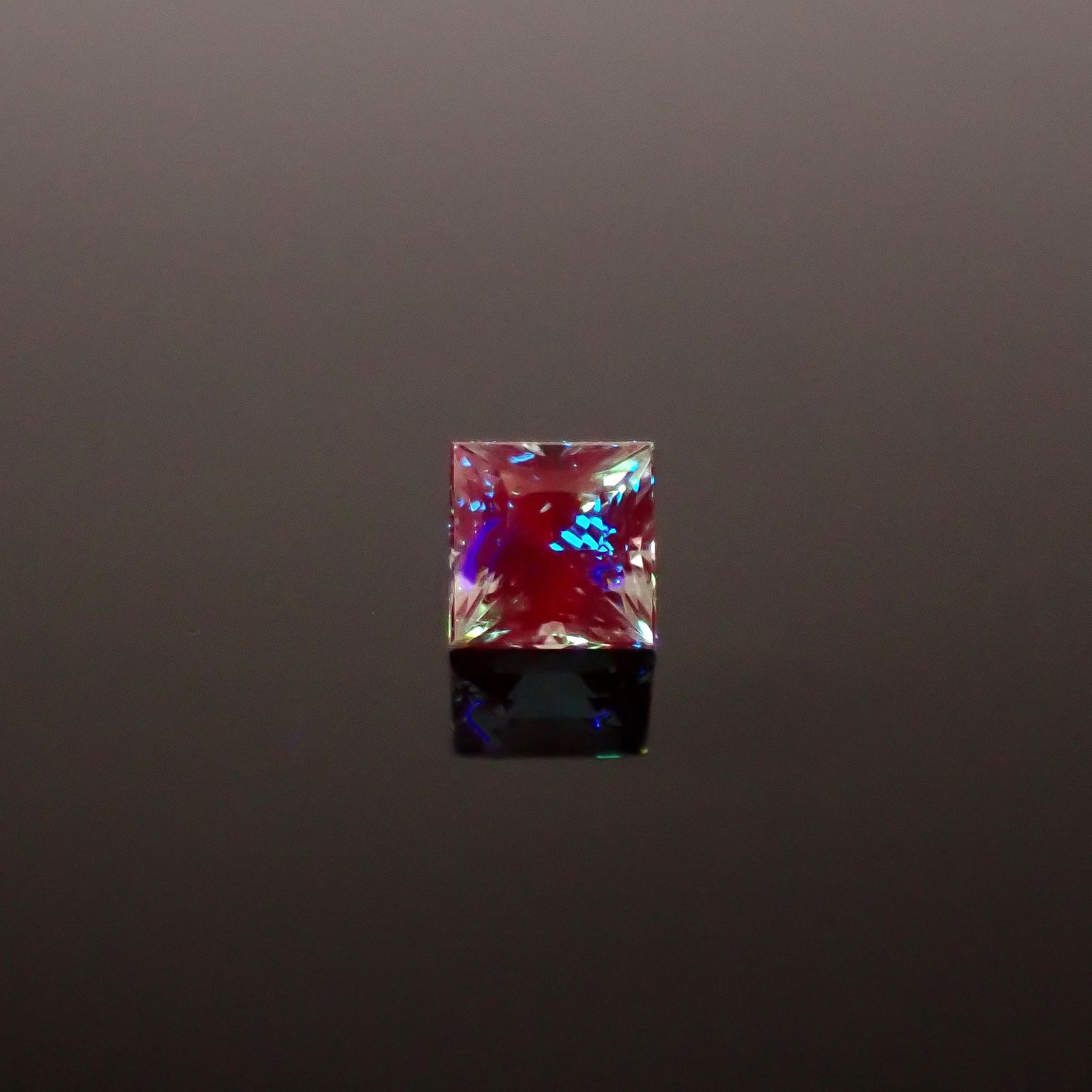 ◇プリンセスカット◇アレキサンドライト ブラジル産 EmeraldMains社製 0.10ct / 2.4x2.4mm前後 [260131567]