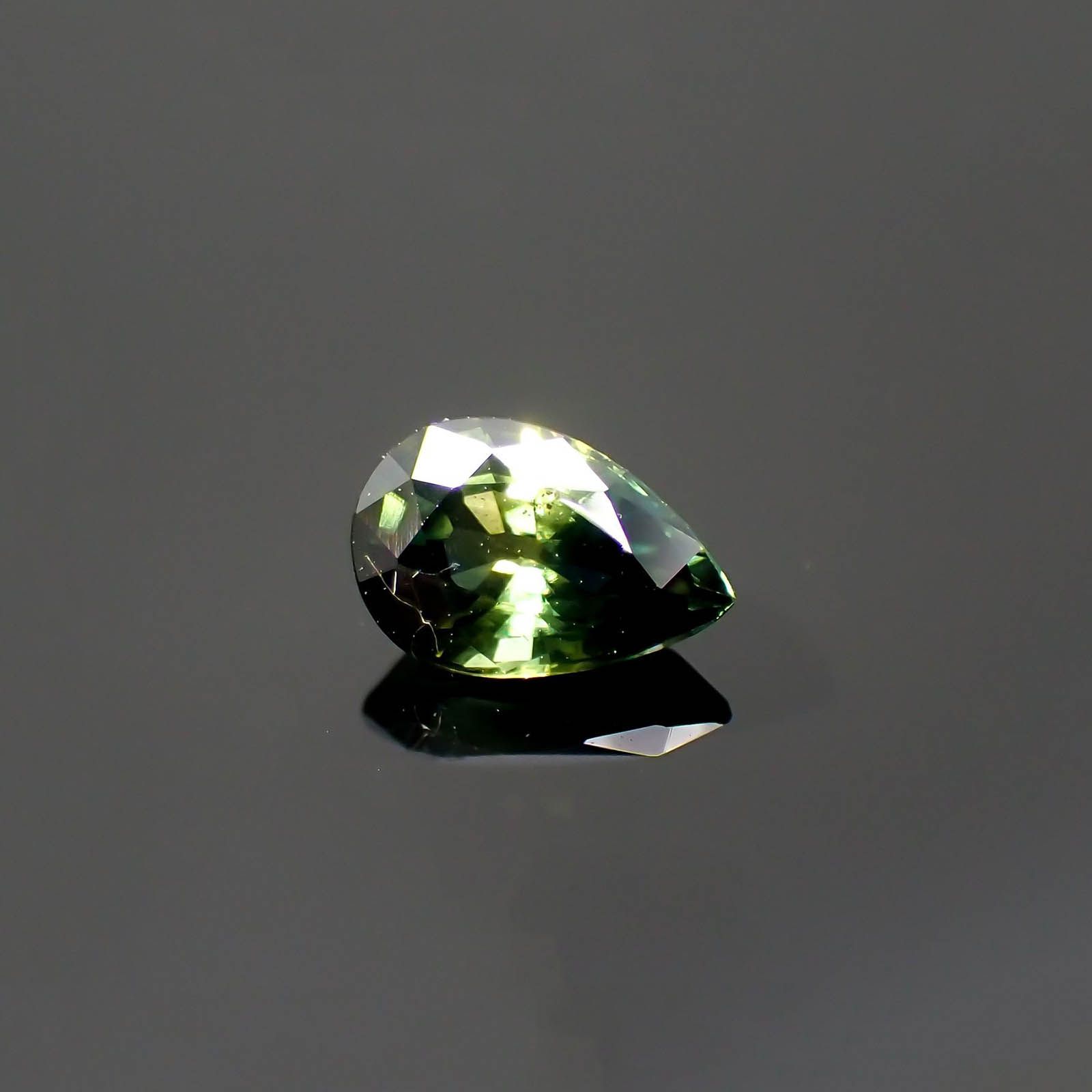バイカラーサファイア(宝石名サファイア)マダガスカル/オーストラリア産 0.46ct 識別済[250114842]5.8x3.8mm前後