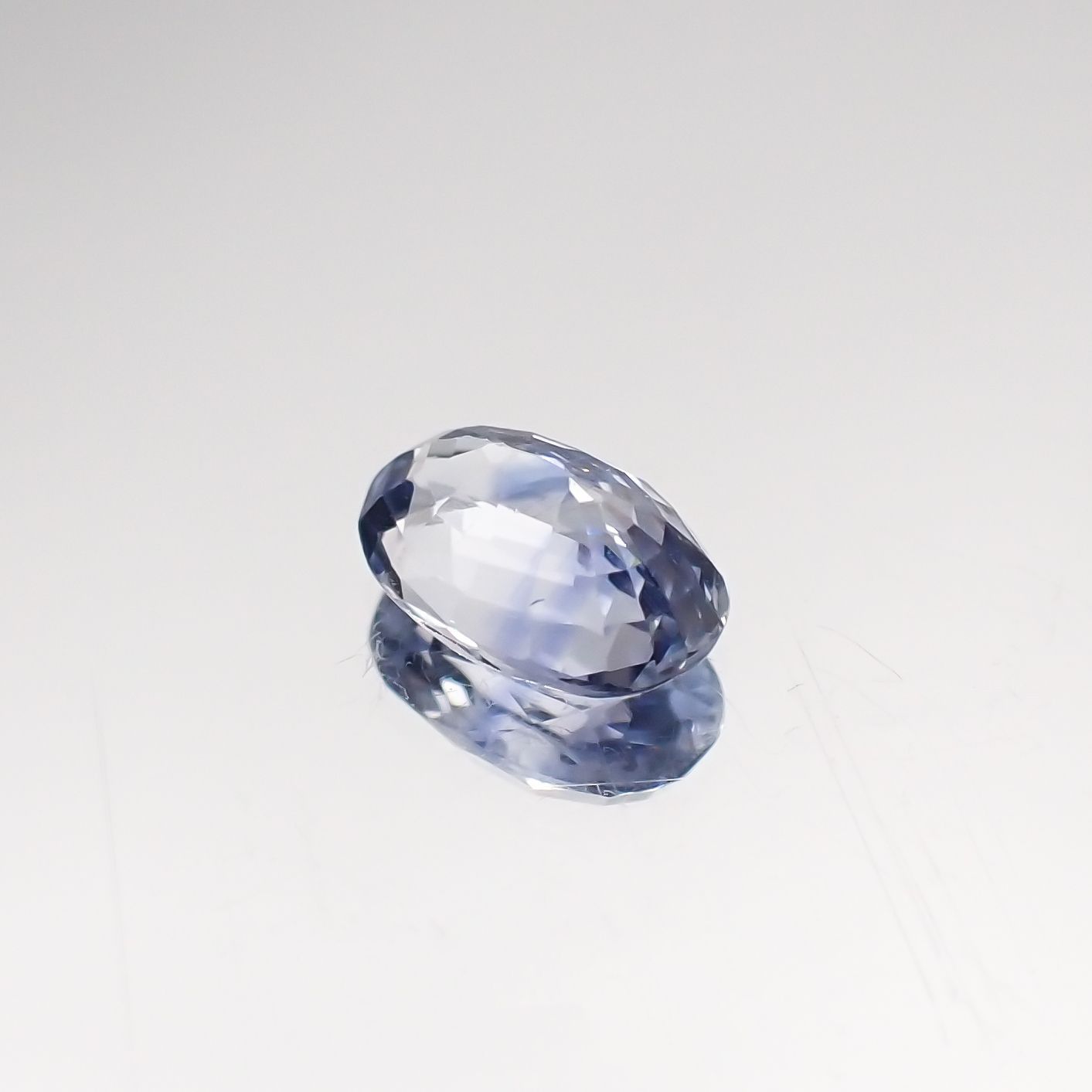アイスブルーサファイア スリランカ・マダガスカル産 ルース 0.57ct[210711171]6.1×3.9mm前後