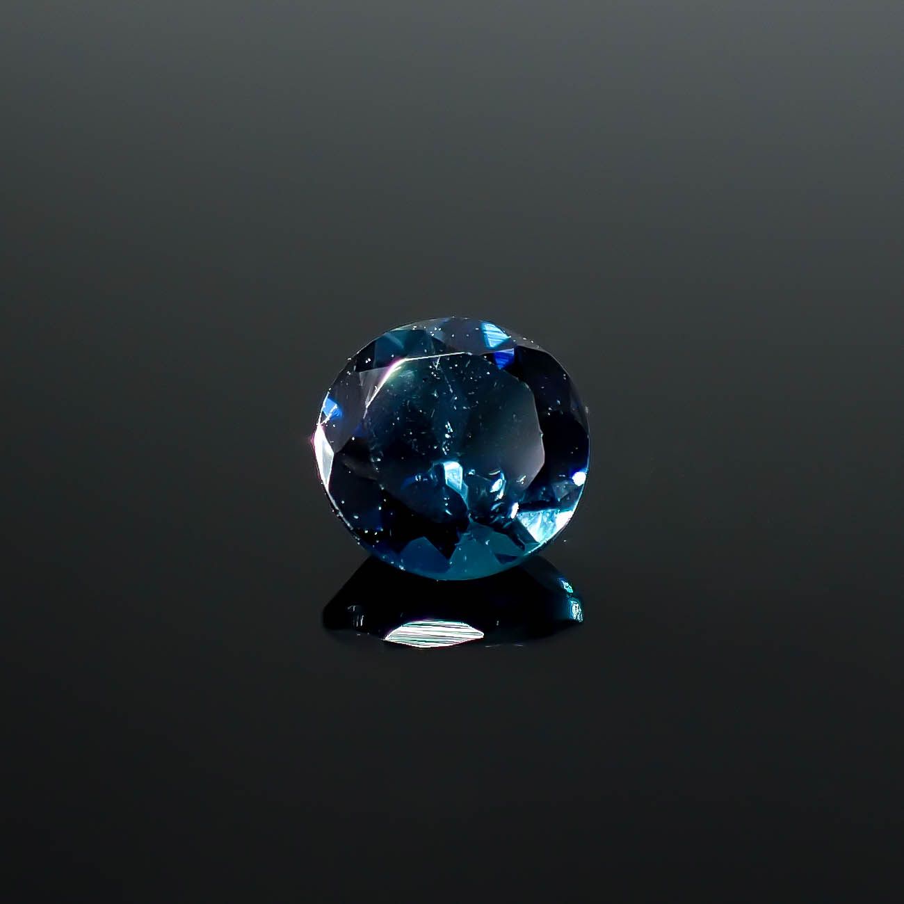 インディゴライト ブラジル産 0.51ct / 5.1x5.1mm前後 [250931098]