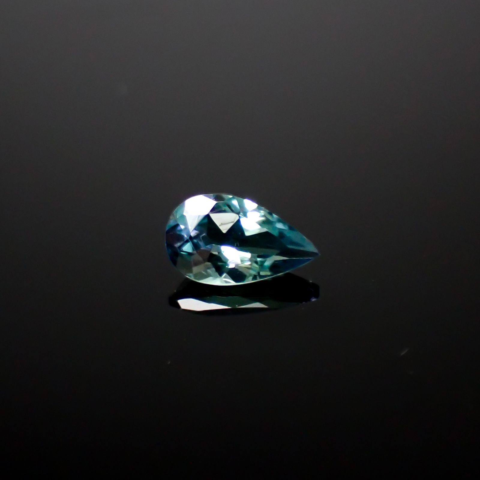ブルーグリーンコーネルピン(宝石名ブルーグリーン・コーネルピン)タンザニア産 0.24ct 識別済[240527684]5.6x3.2mm前後