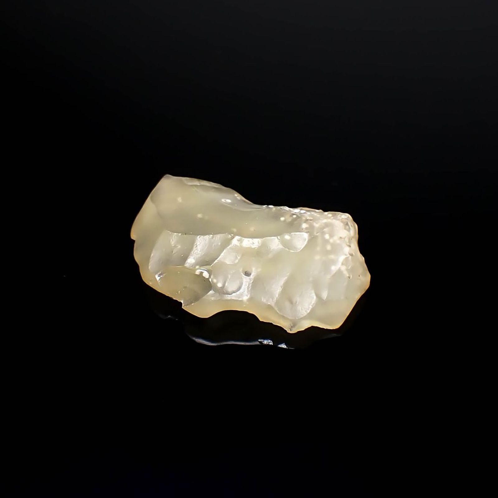 リビアングラス 原石 発見地：エジプト・リビア砂漠 26.93ct / 33.4x22.5mm前後 [260729281]