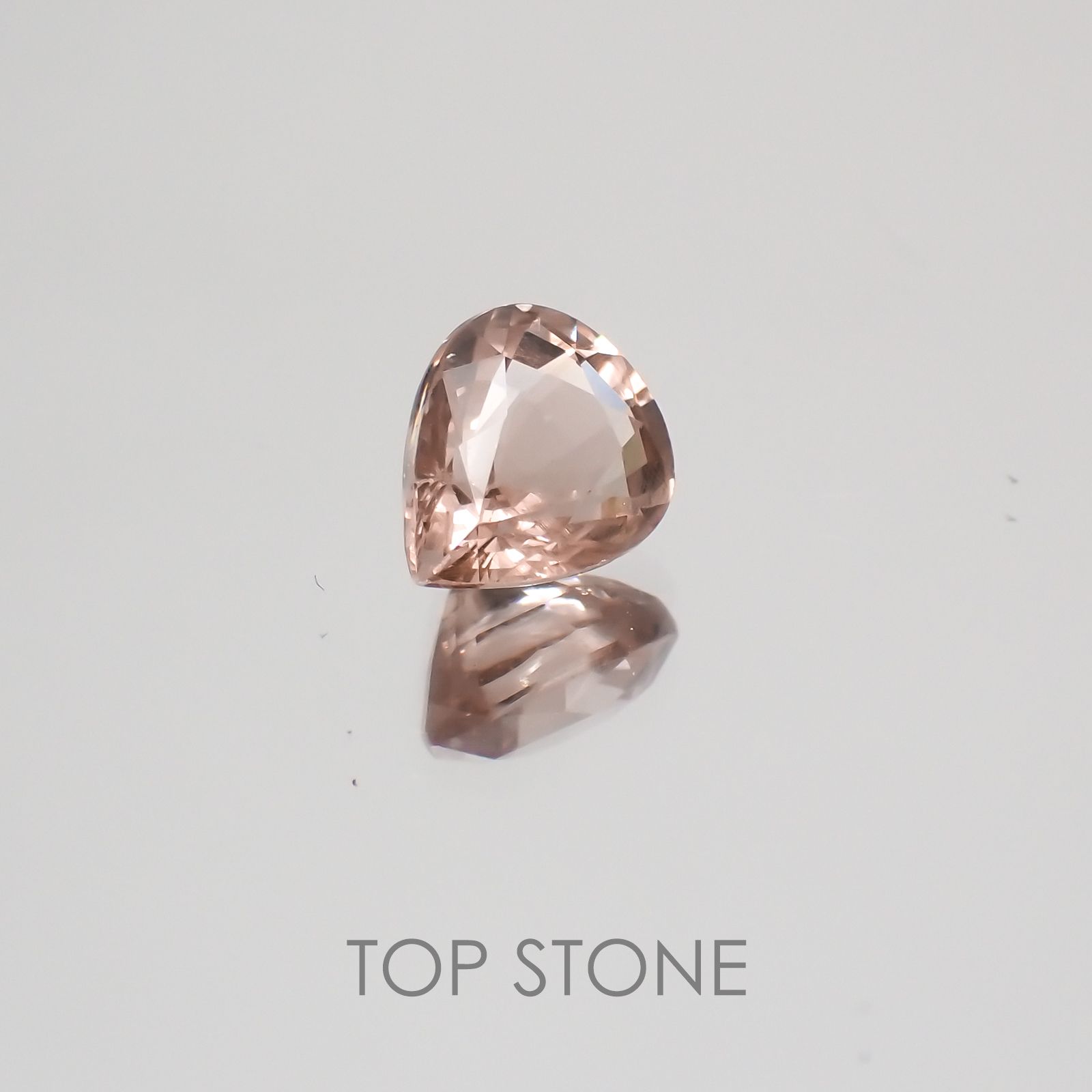 カラーチェンジマラヤガーネット(宝石名ガーネット) タンザニア産 1.04ct 識別済[21019642]6.5×5.6mm前後