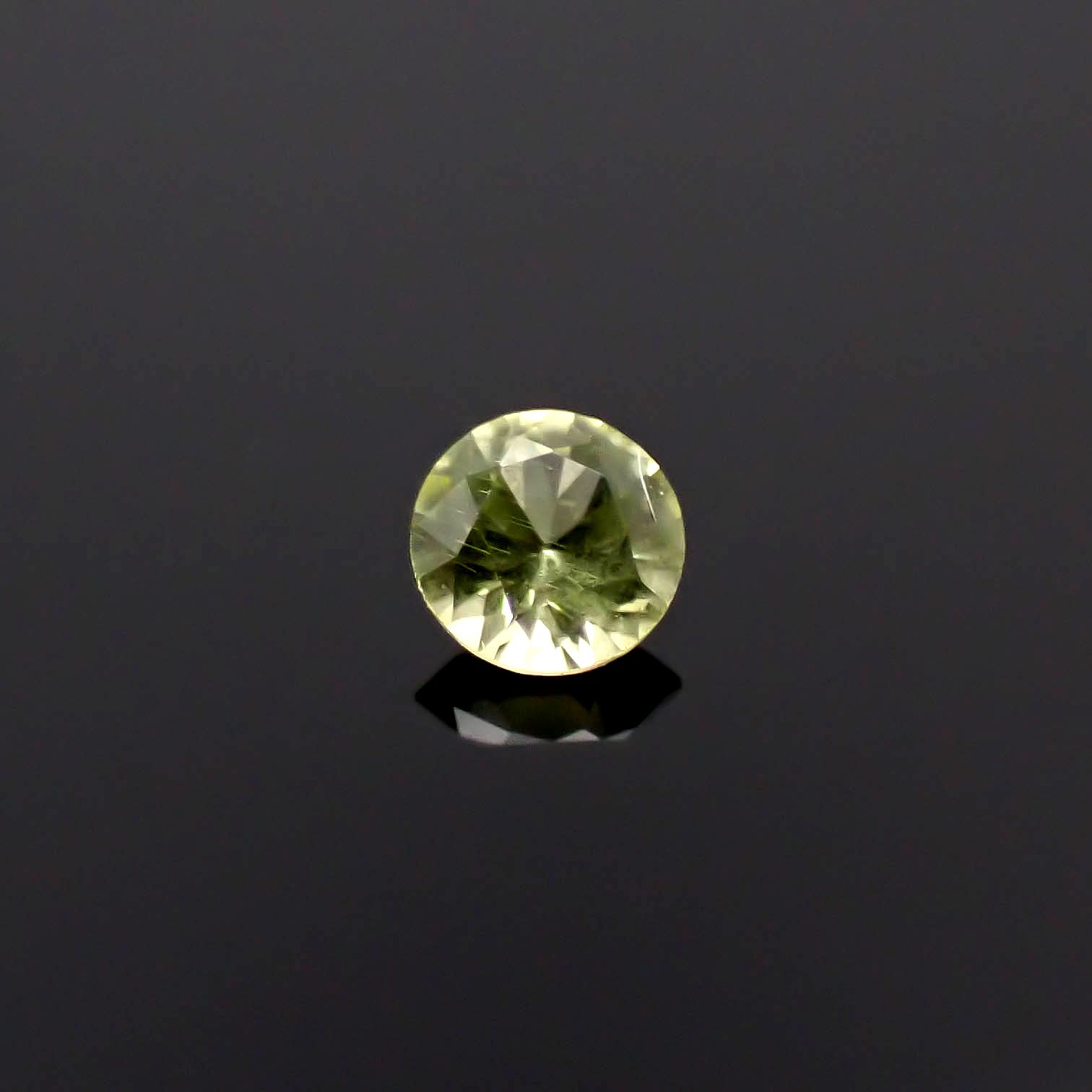 パラサイティックペリドット(宝石名ペリドット)採取地：ロシア 0.062ct 識別済[240627930]2.5x2.5mm前後