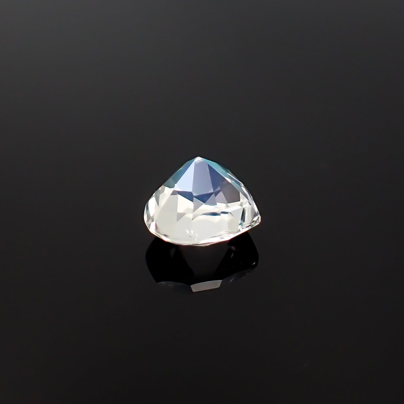 レインボームーンストーン マダガスカル産 1.03ct / 6.9x6.2mm前後 [260632380]