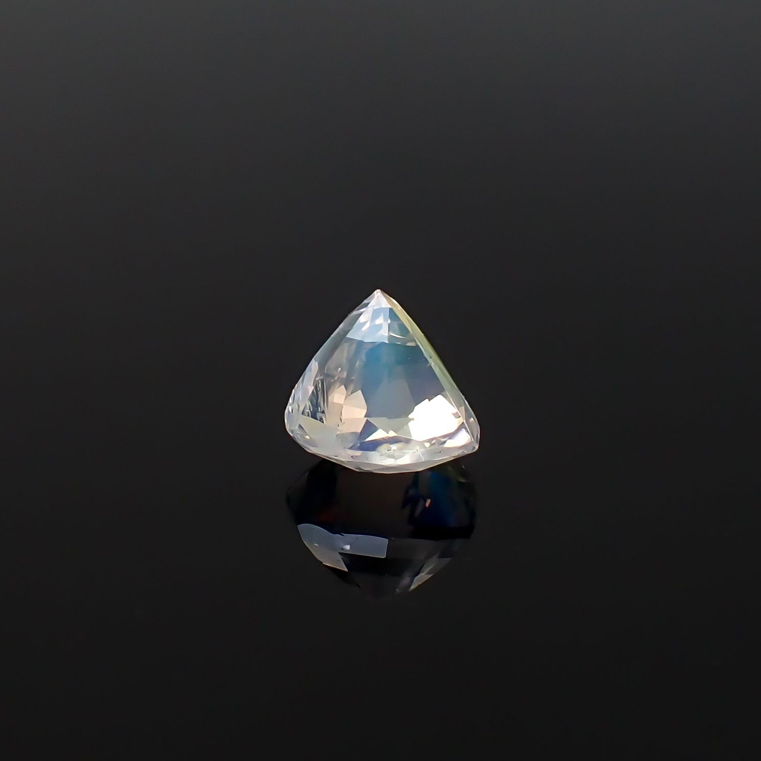 レインボームーンストーン マダガスカル産 1.20ct / 6.4x6.9mm前後 [260632373]