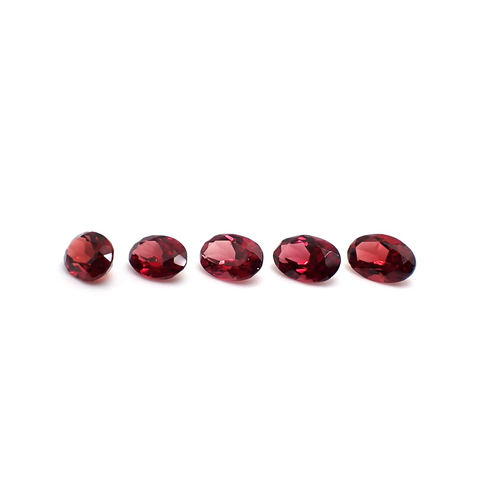 ◇ランダムセレクト◇パイロープアルマンディンガーネット モザンビーク産 約0.50ct / 6.1x4.1mm前後 [260532205-PAC]