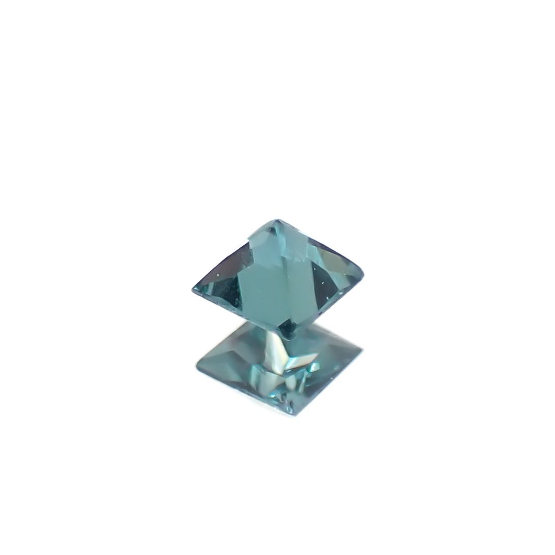 ◇プリンセスカット◇ベキリーブルーガーネット（カラーチェンジガーネット アレキタイプ） マダガスカル・ベキリー産 0.058ct [241229623]2x2mm前後