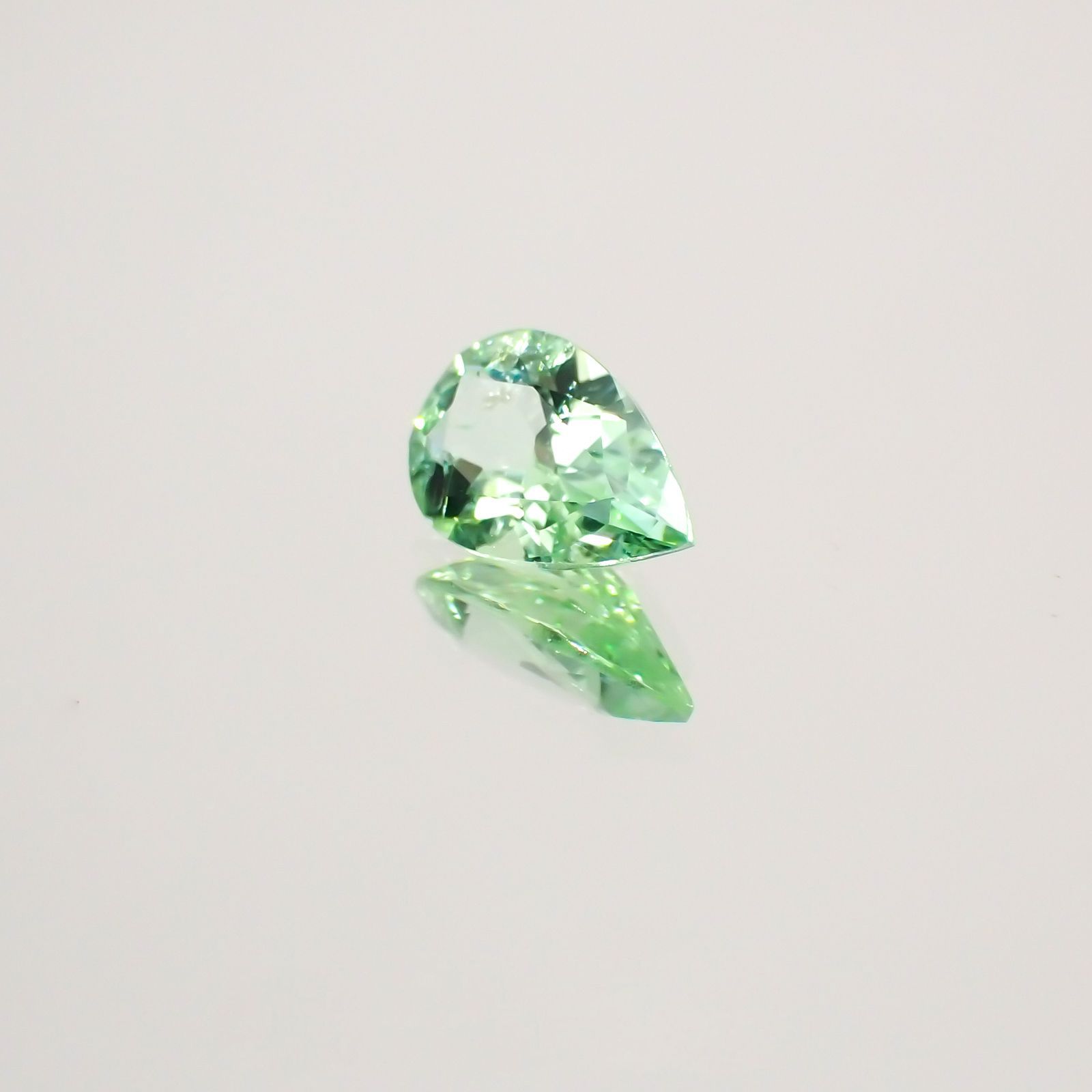 ミントカラー パライバトルマリン(宝石名トルマリン/別名パライバ・トルマリン) モザンビーク産 0.548ct ソ付(宝貴協)[210510650]7.2×4.6mm前後