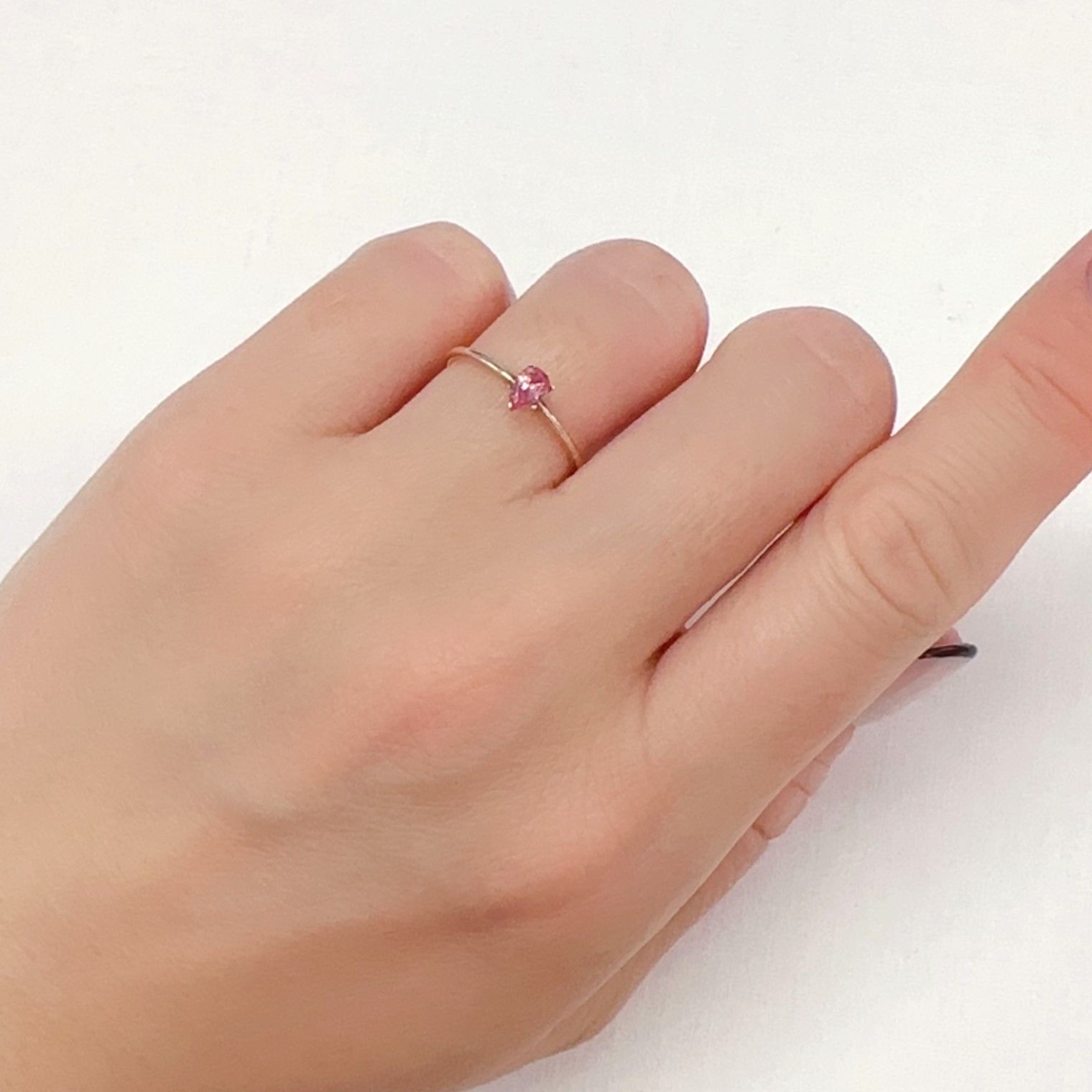 ネオンピンクサファイア スリランカ産 0.25ct[240226305]5x3mm前後