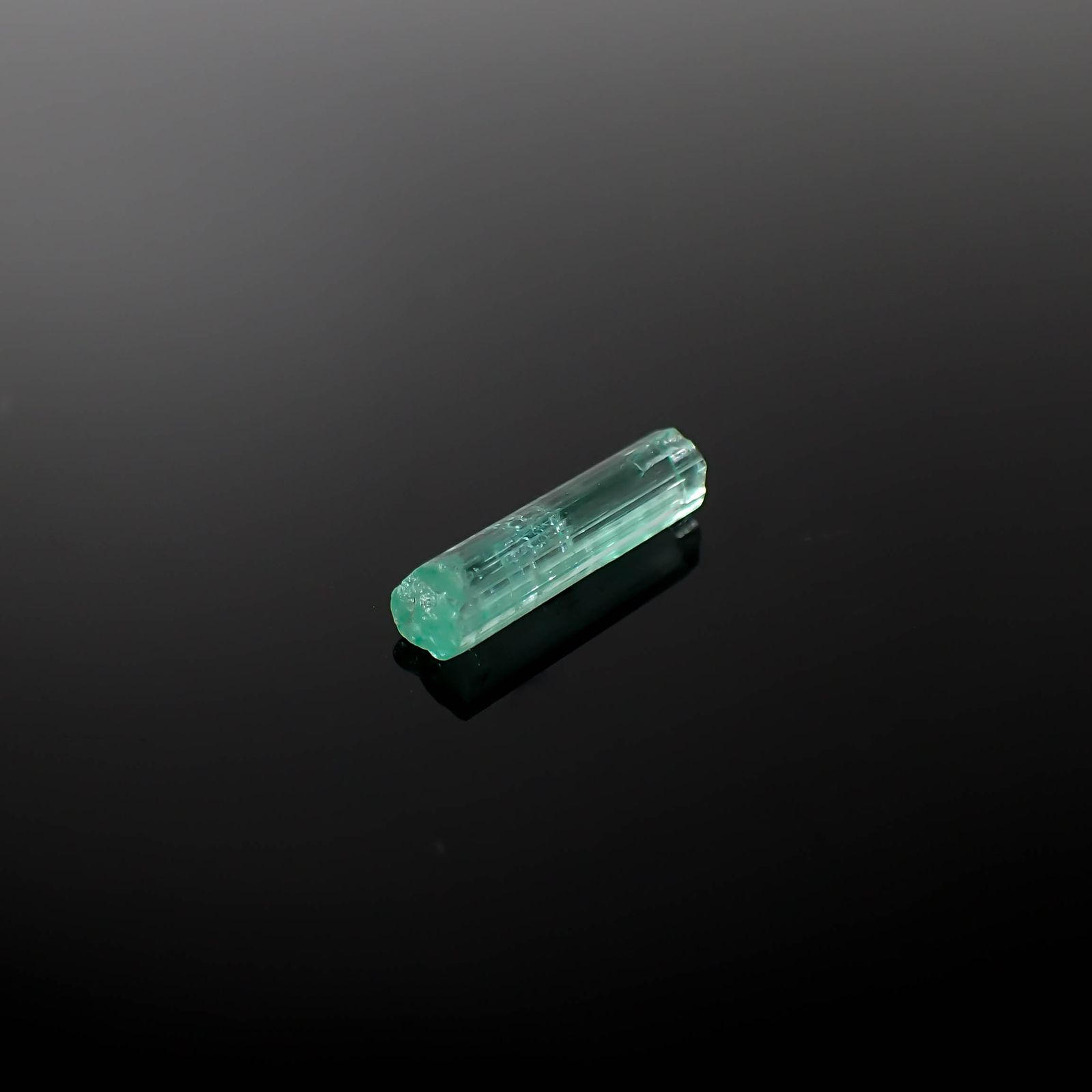 エメラルド柱状結晶 原石 コロンビア産 4.50ct[240427260]19.2x4.9mm前後