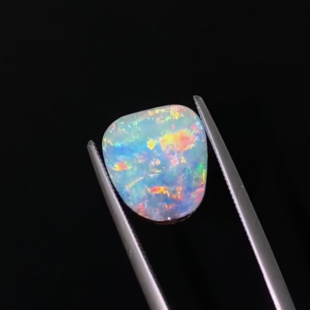 幻想的な七色の光を放つプレシャスオパール | 魅惑の輝きの秘密
