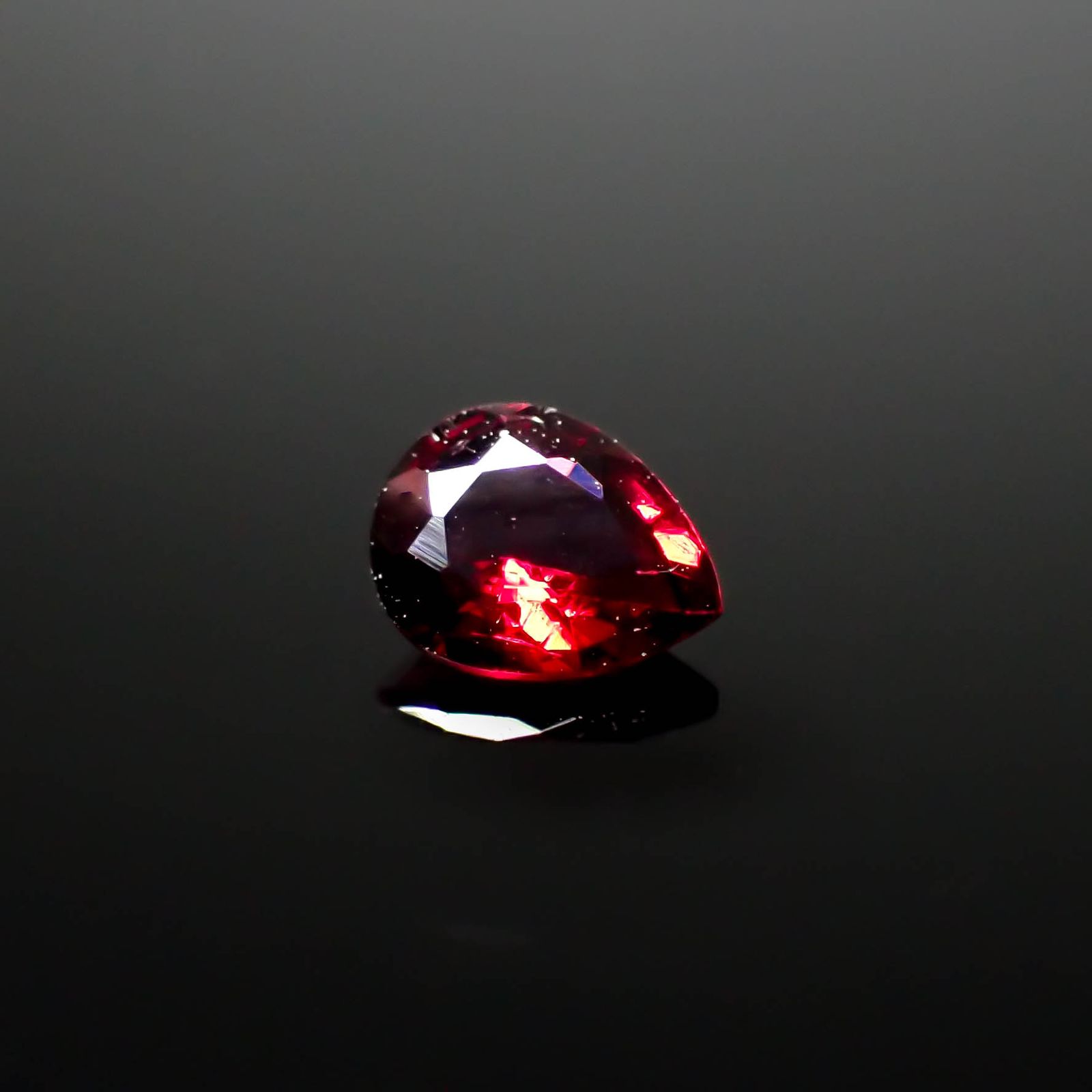 レッドスピネル(宝石名レッド・スピネル)タンザニア産 0.29ct 識別済[240728578]5x3.9mm前後