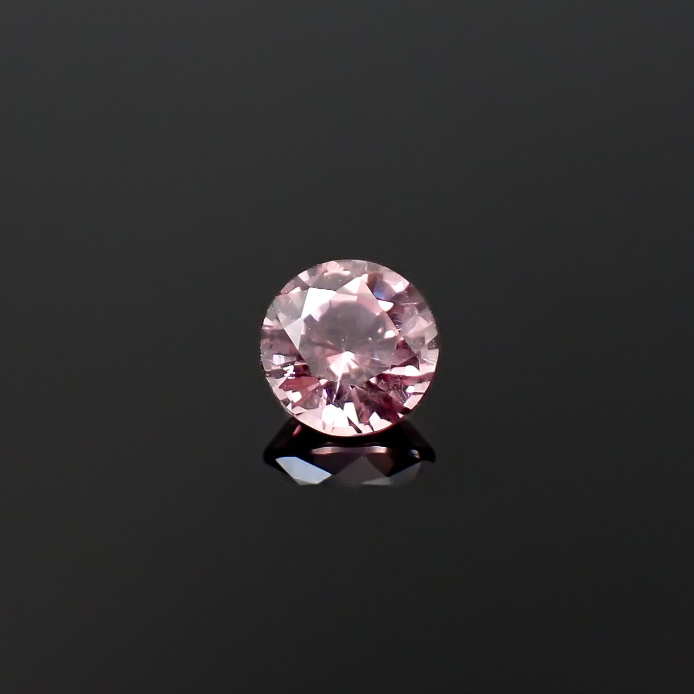 ドラゴンガーネット タンザニア産 0.58ct / 5x5mm前後 [260532240]