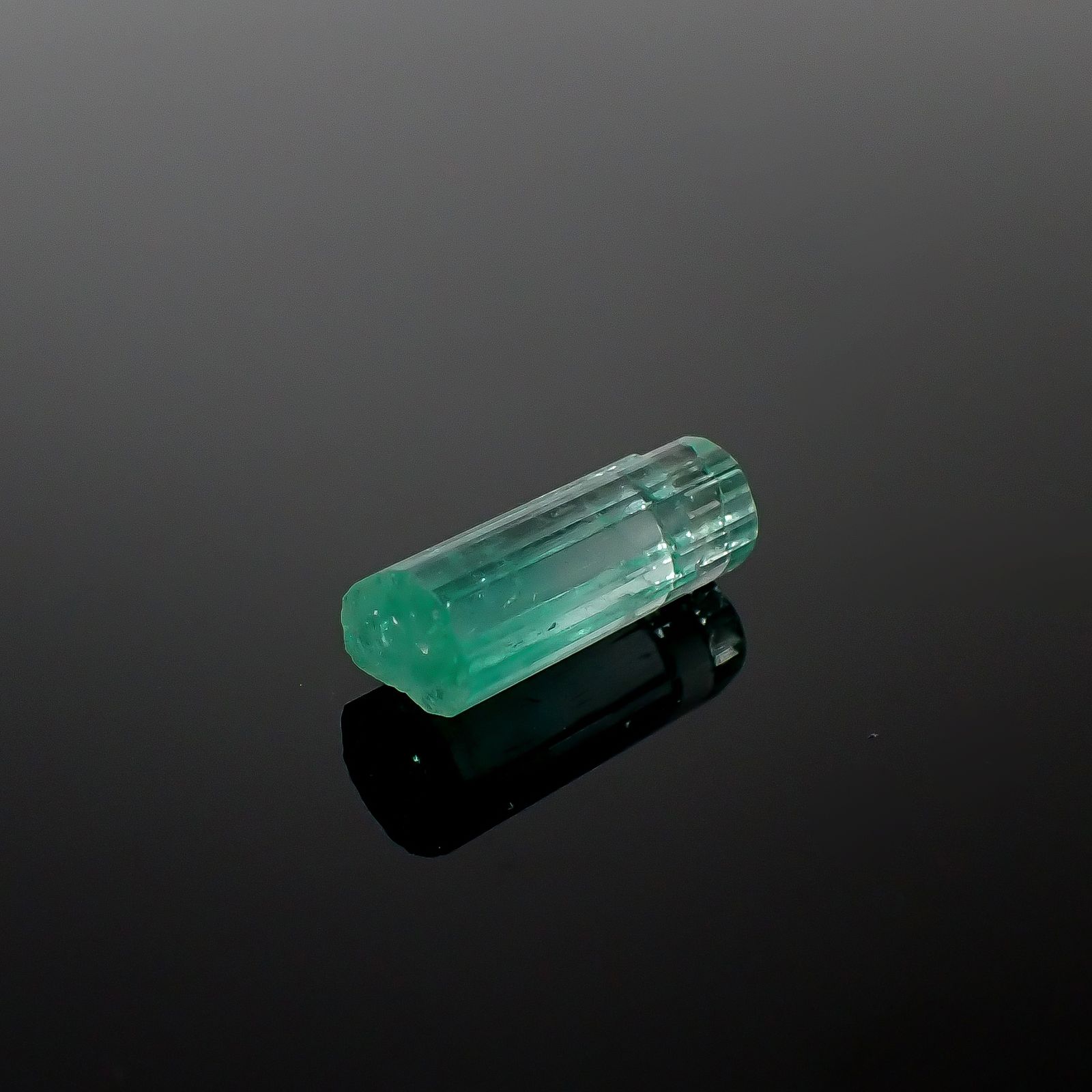 エメラルド柱状結晶 原石 コロンビア産 5.09ct[240427256]15.5x6.3mm前後