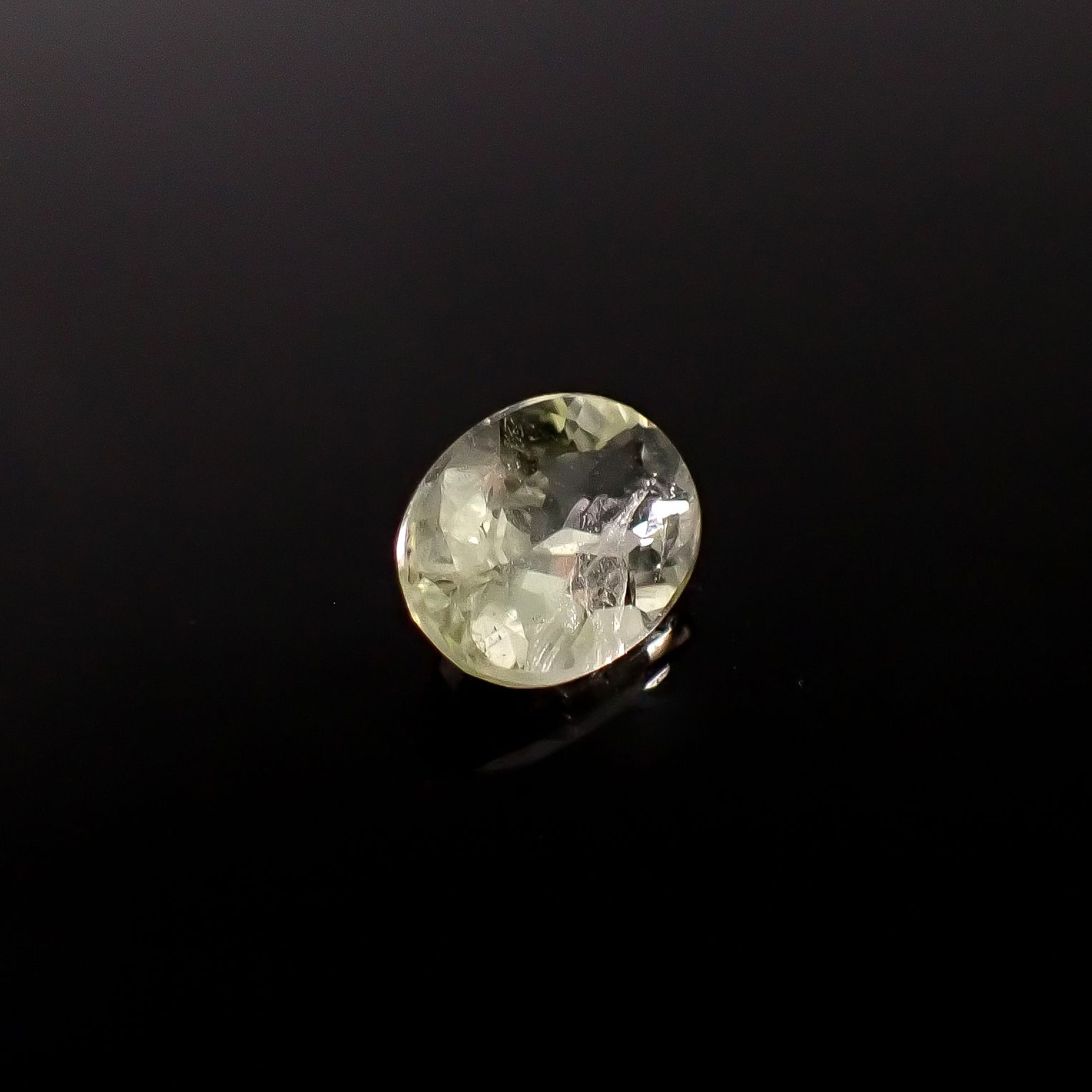 ブラジリアナイト(宝石名ブラジリアナイト)ブラジル産 識別済 0.78ct / 7x5.2mm前後 [260131490]