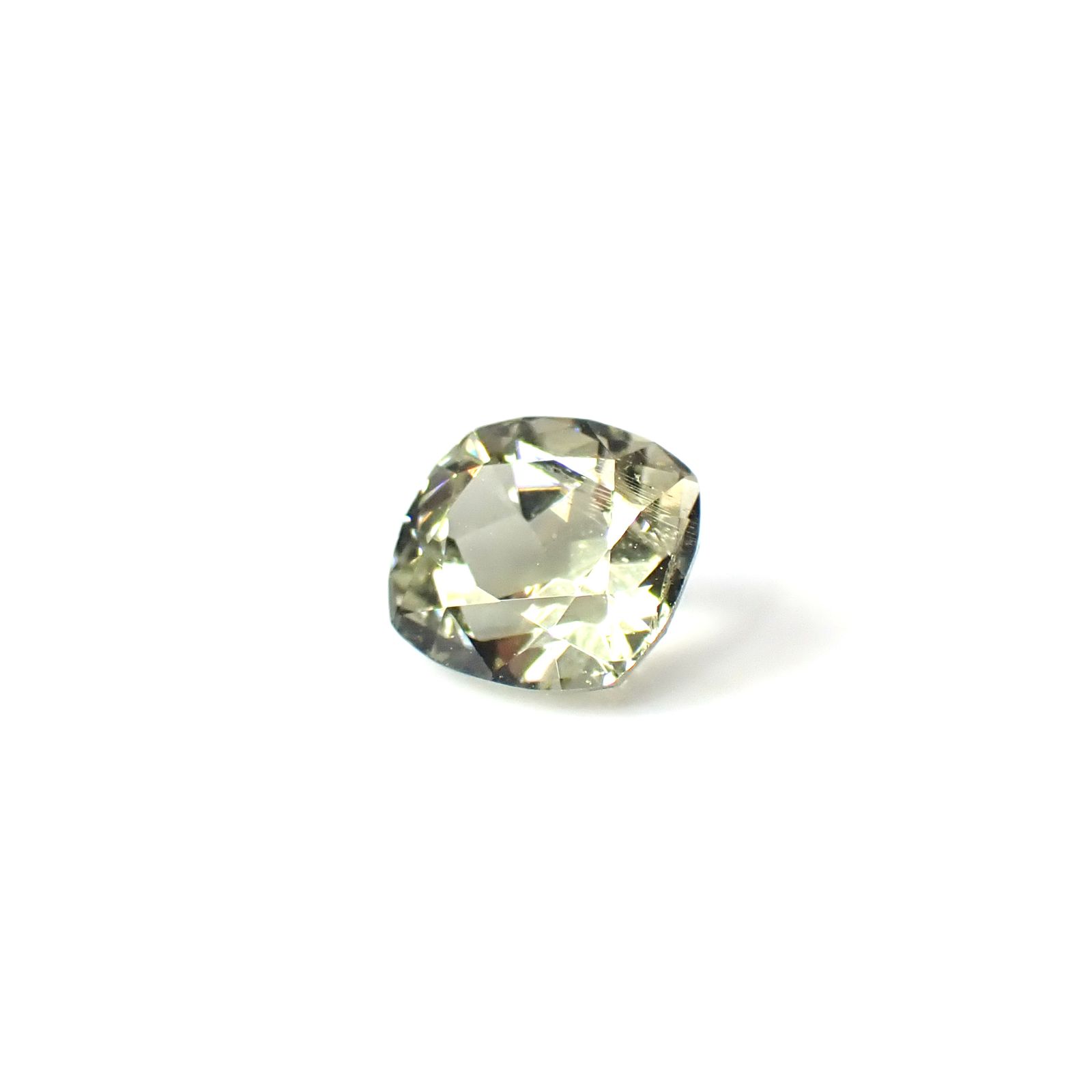 コーネルピン スリランカ産 0.74ct / 5.6x5.1mm前後 [251031235]