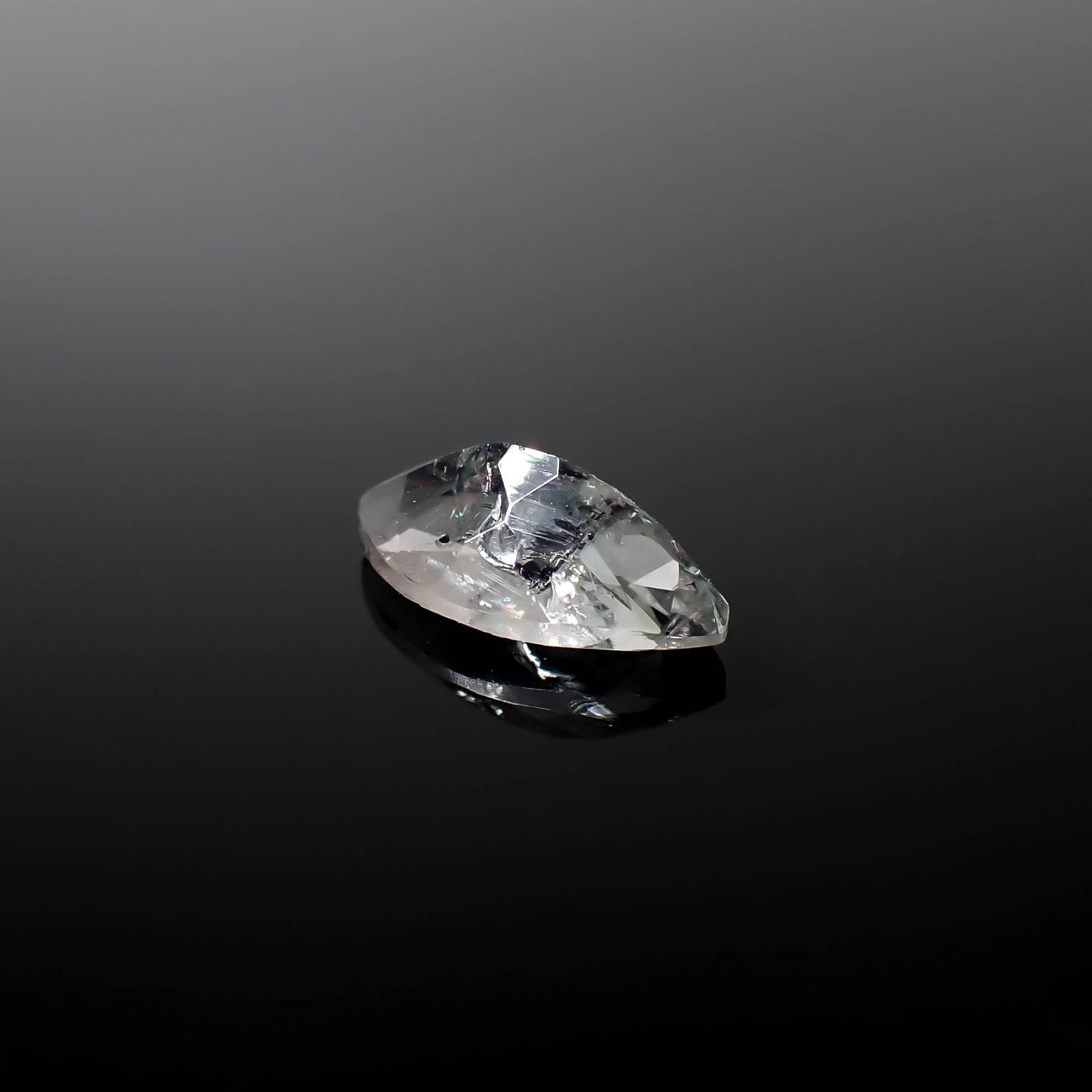 フローライト フルオレッセンス イギリス・ロジャリー鉱山産 2.47ct[240326601]12.6x6.6mm前後