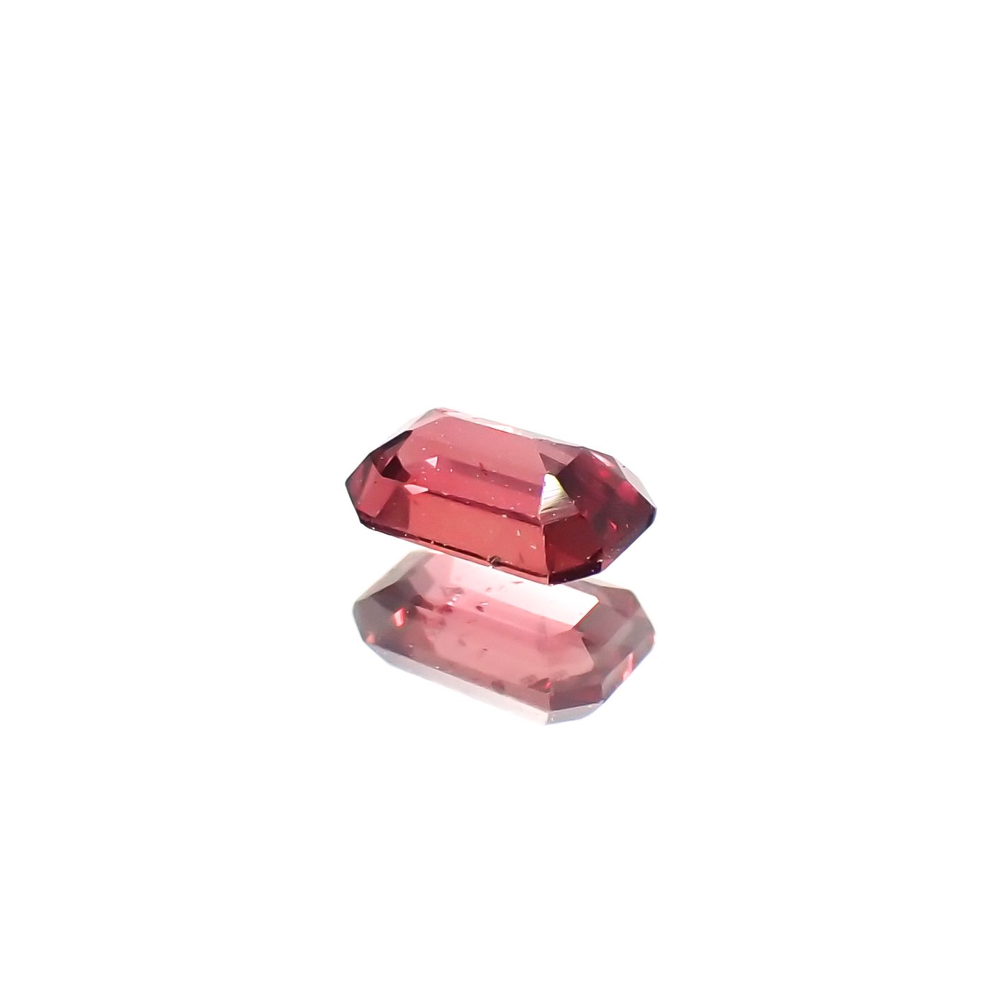 バーガンディーサファイア(宝石名サファイア)タンザニア産 0.24ct 識別済[240226288]4.1x2.7mm前後