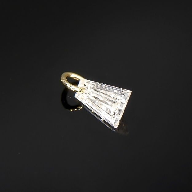 ◇La terre(ラ・テール)◇K18ダイヤモンドチャーム TTLC/SI (宝石名ダイアモンド) 0.069ct 識別済[220115343]3x2mm前後