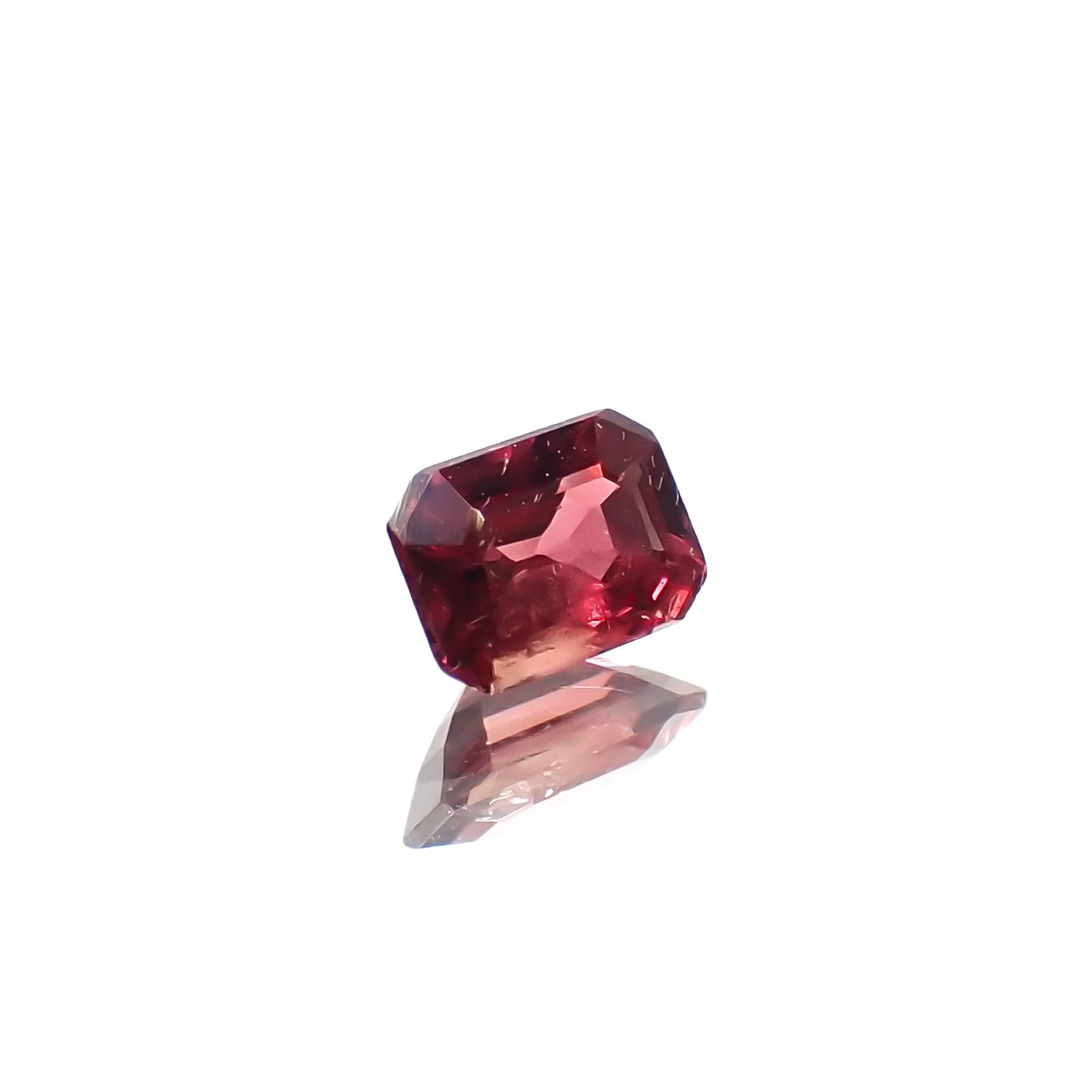 バーガンディーサファイア(宝石名サファイア)タンザニア産 0.22ct 識別済[240226291]3.8x2.8mm前後