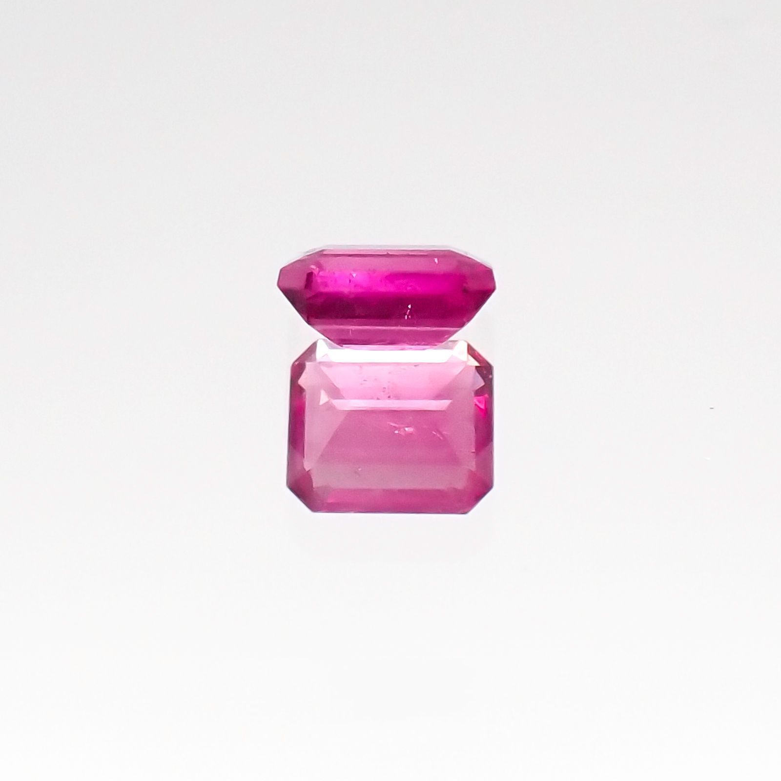 レッドベリル(宝石名レッド・ベリル)アメリカ・ユタ州ワーワーマウンテン産 0.142ct ソ付(彩珠)[231124072]3.4x2.9mm前後