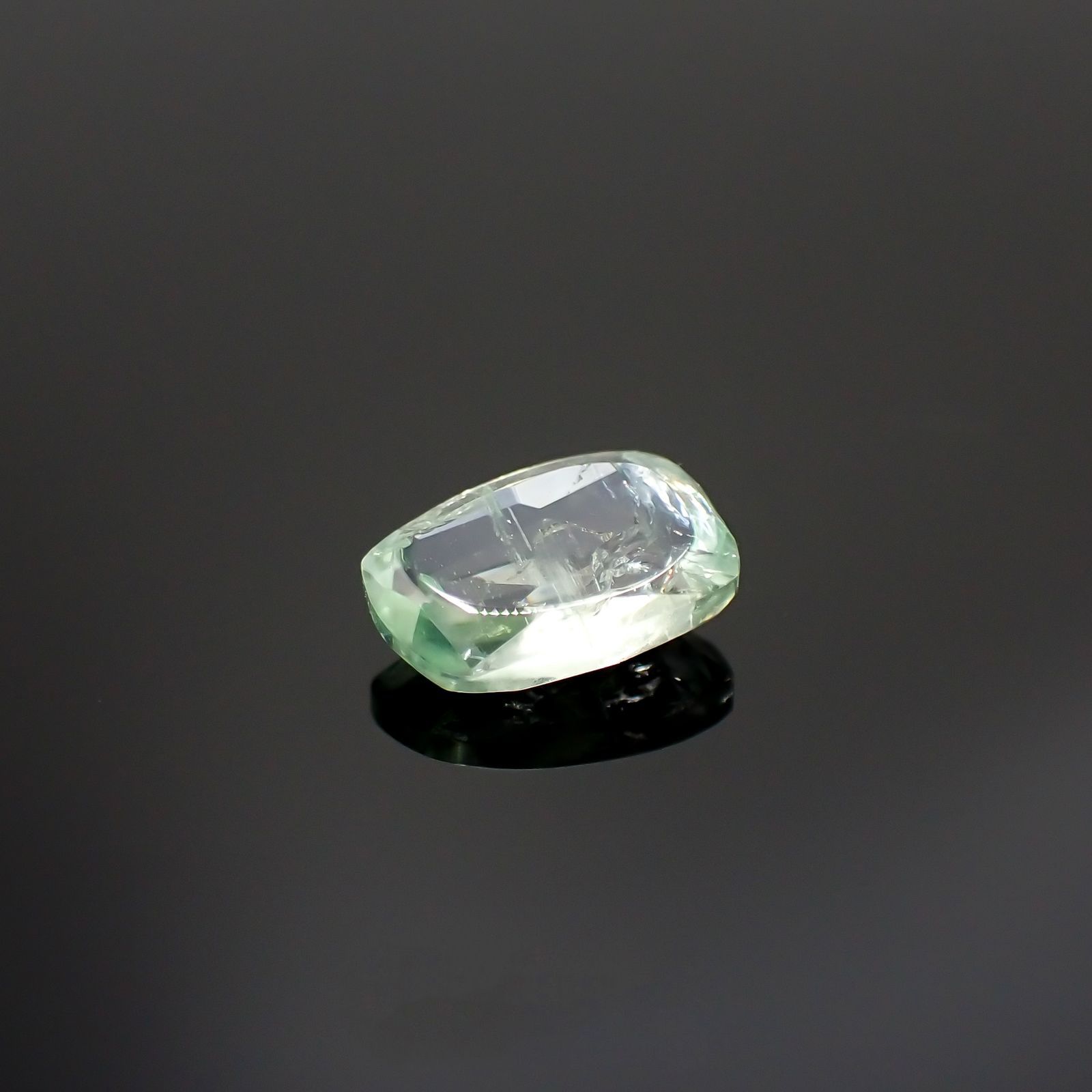 ◇ローズカット◇バナジウムコーネルピン(宝石名コーネルピン)タンザニア・タンガ州産 0.82ct 識別済[220115555]7.2x4.5mm前後