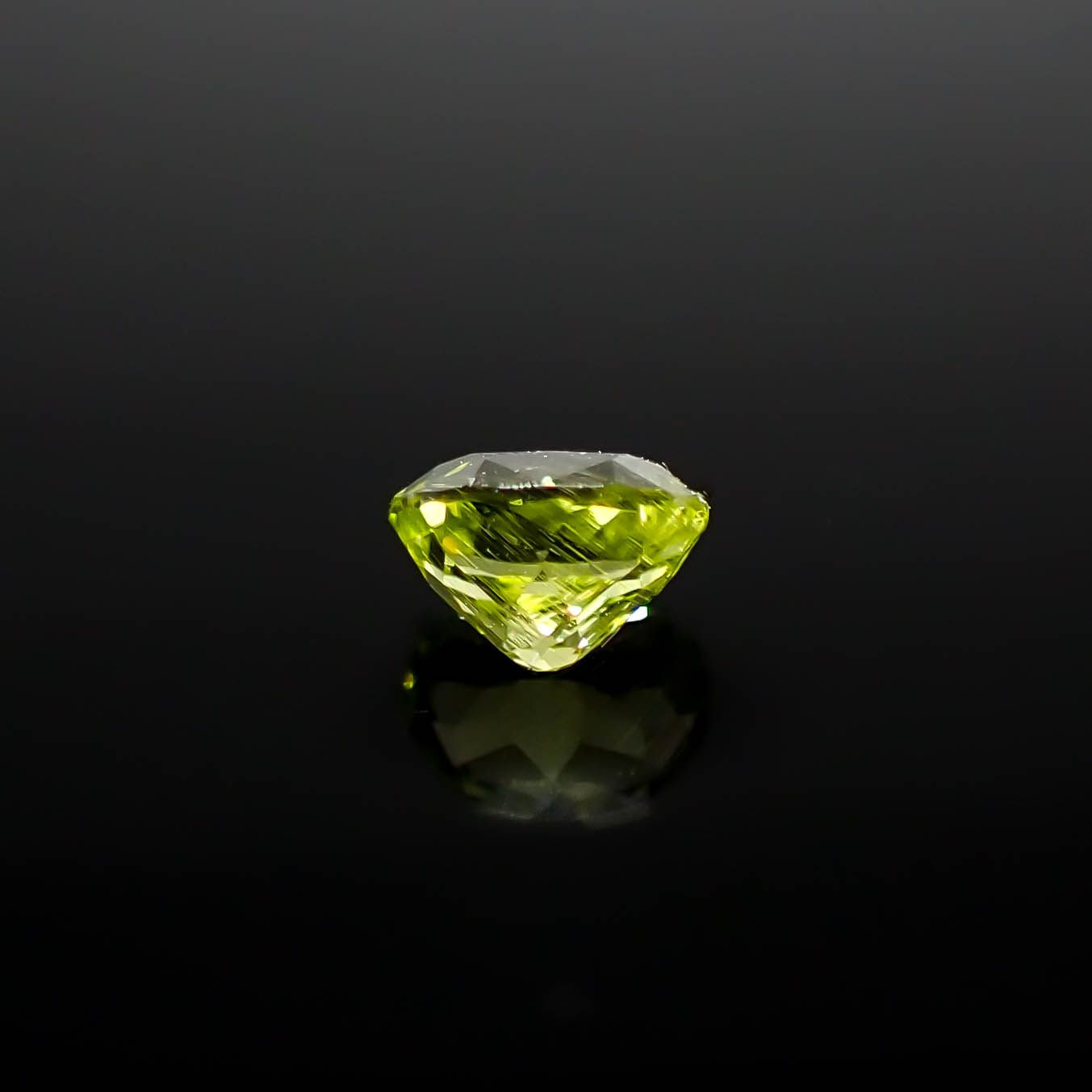 パラサイティックペリドット 採取地：インドネシア・ジェパラ 0.36ct [250730744]4.5x3.6mm前後