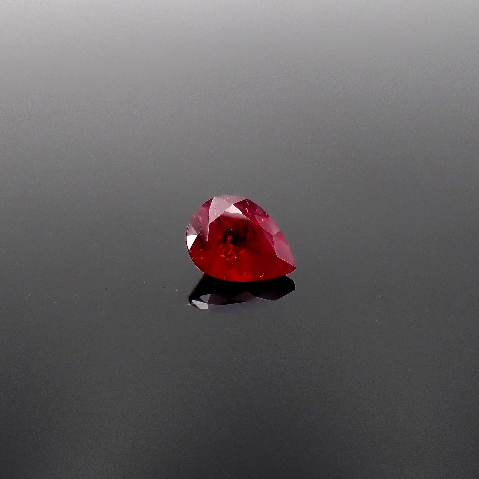 レッドベリル アメリカ・ユタ州産 0.68ct / 7.2x5.5mm前後 [260231785]