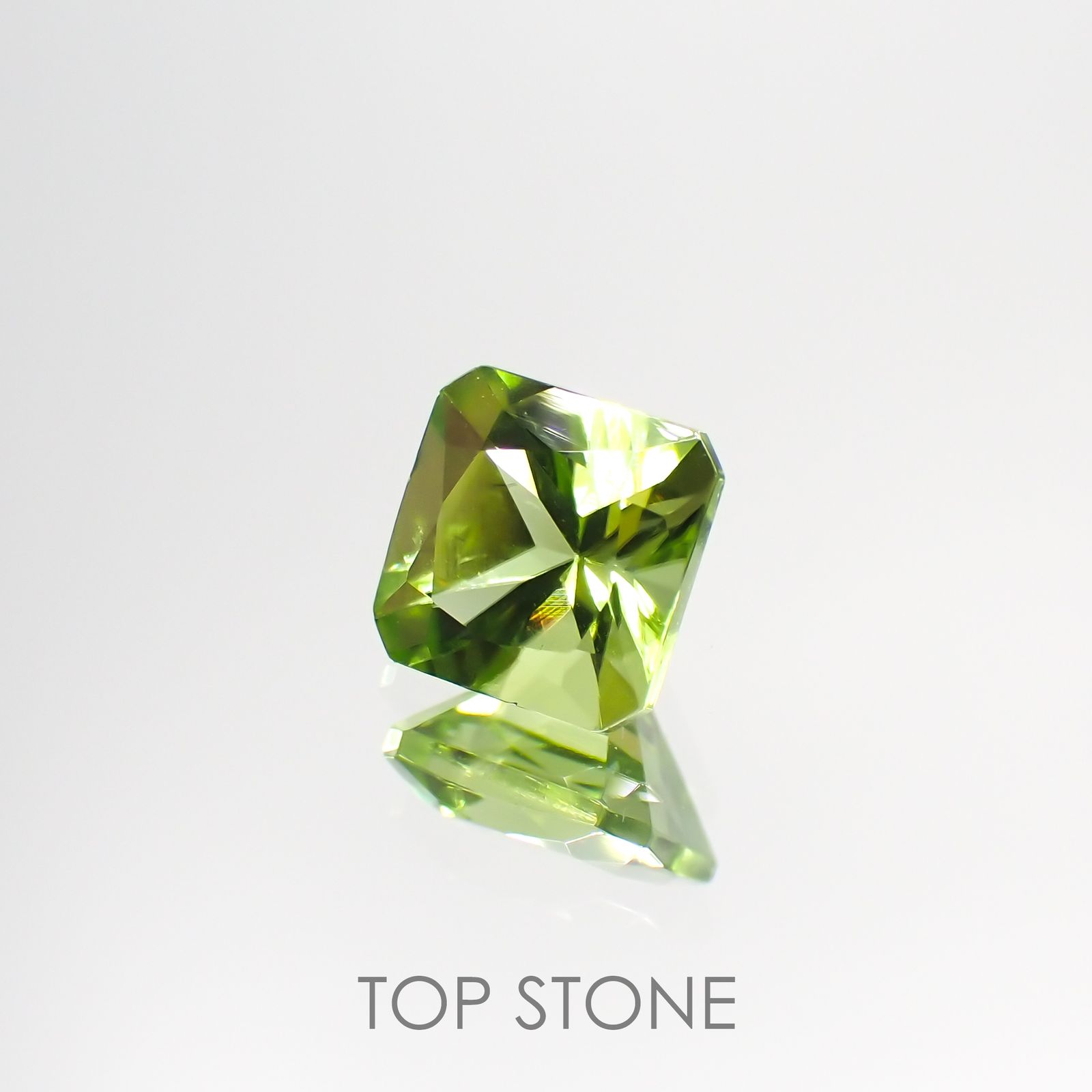 ◇アッシャーカット◇ペリドット(宝石名ペリドット) パキスタン産 1.36ct 識別済[210913484]6.2×6.2mm前後
