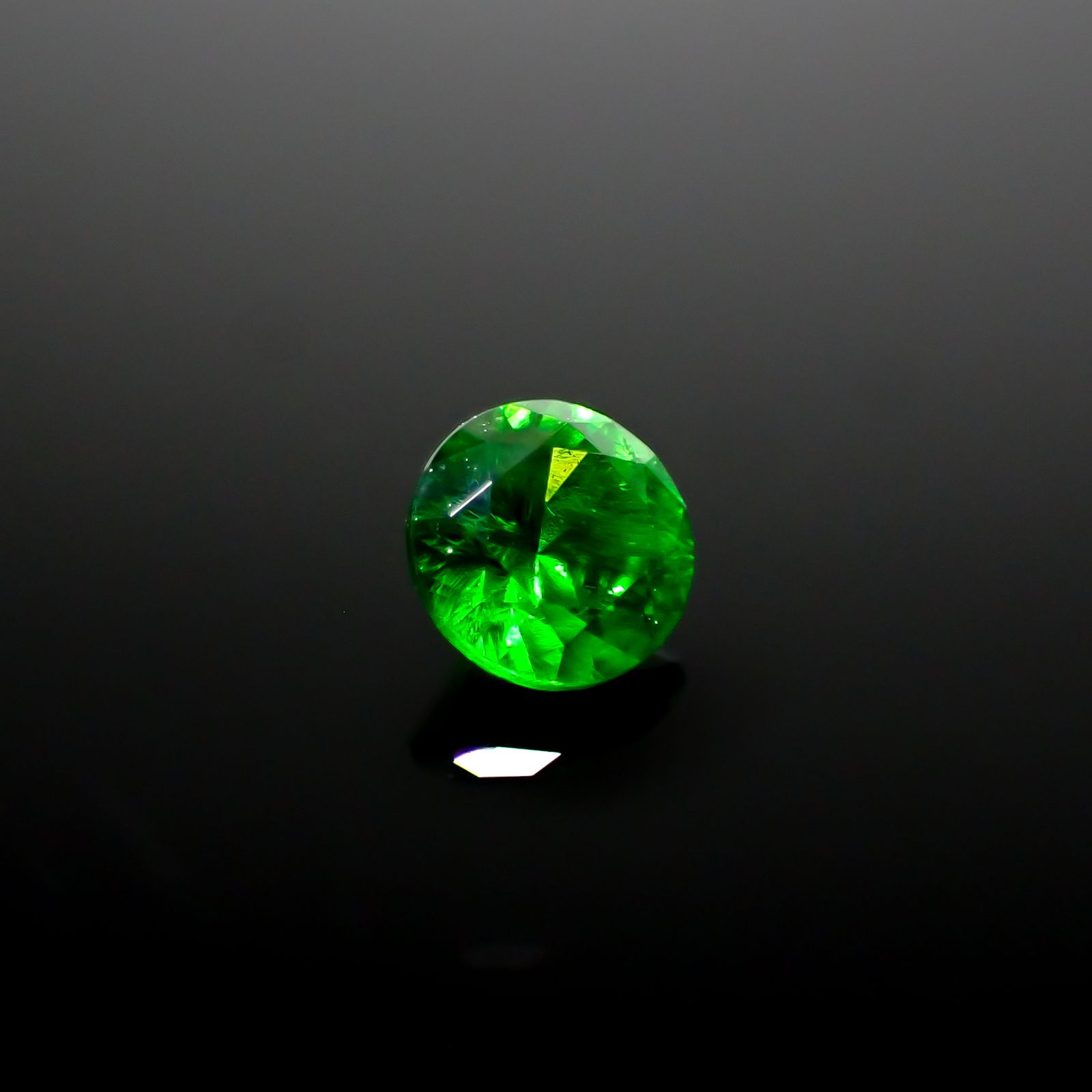 デマントイドガーネット ロシア産 0.41ct [241029307]4.4x4.4mm前後