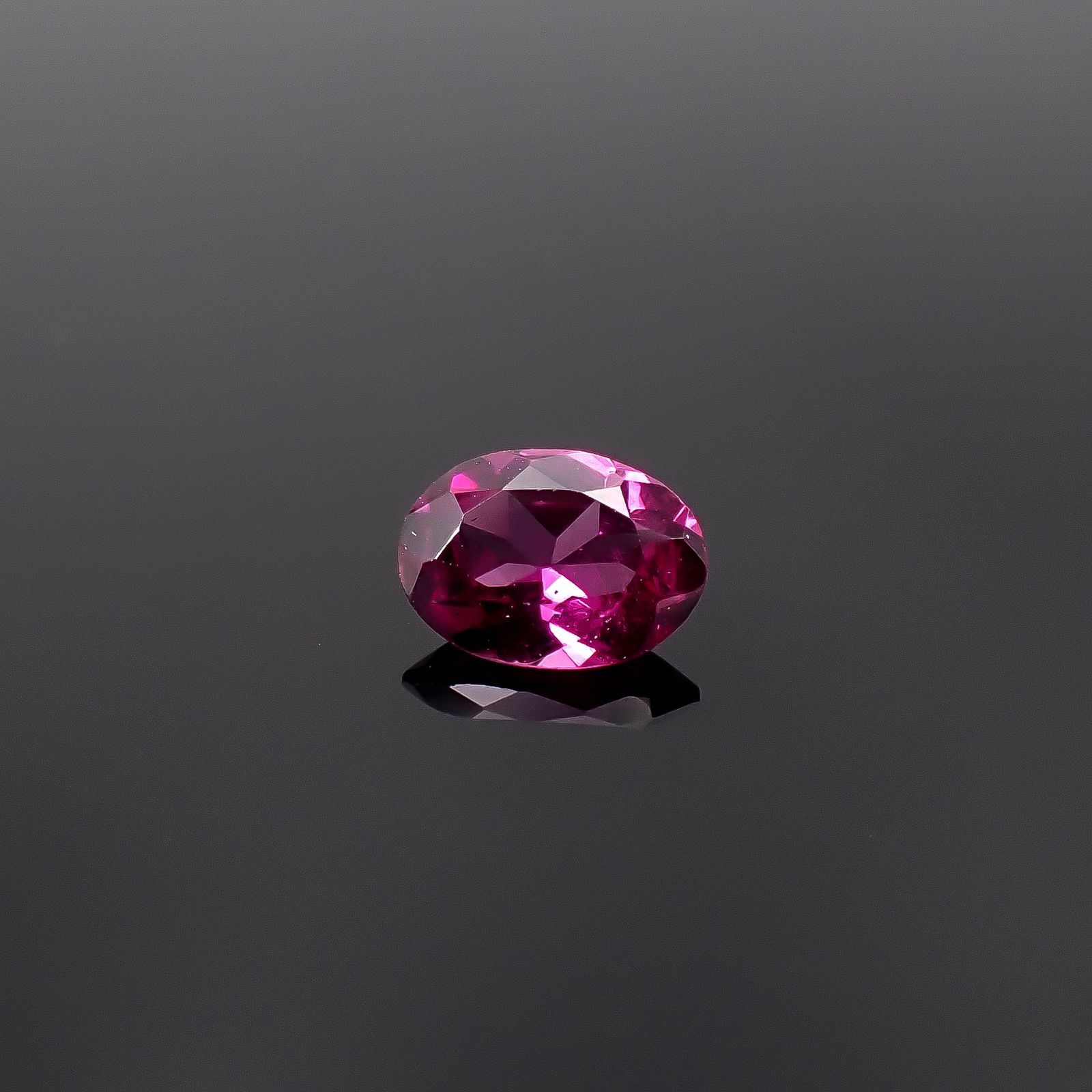 ロードライトガーネット(宝石名ロードライト・ガーネット)ブラジル産 識別済 0.89ct / 7.1x5.1mm前後 [251231408]