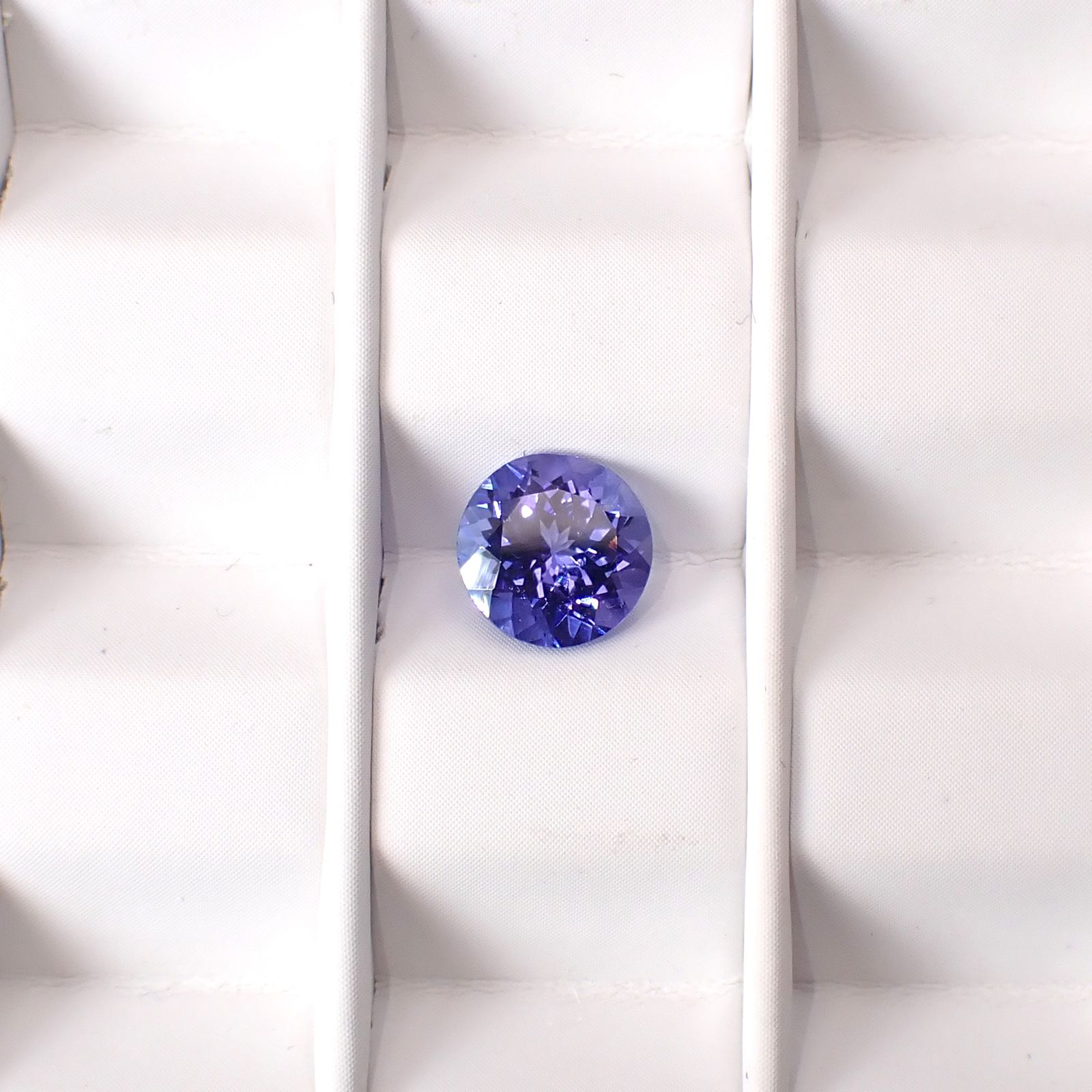 タンザナイト(宝石名タンザナイト)タンザニア産 識別済 1.36ct / 7x7mm前後 [251031241]