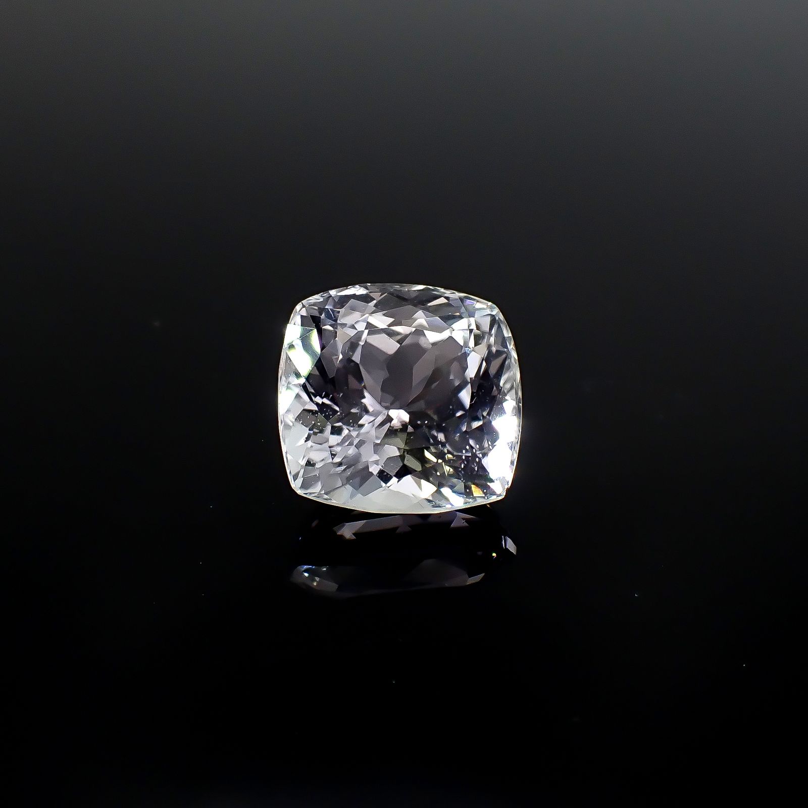 ブルースポジュミン フルオレッセンス(宝石名スポジュミン)アフガニスタン産 13.56ct ソ付(彩珠)[221018695]14x13.7mm前後