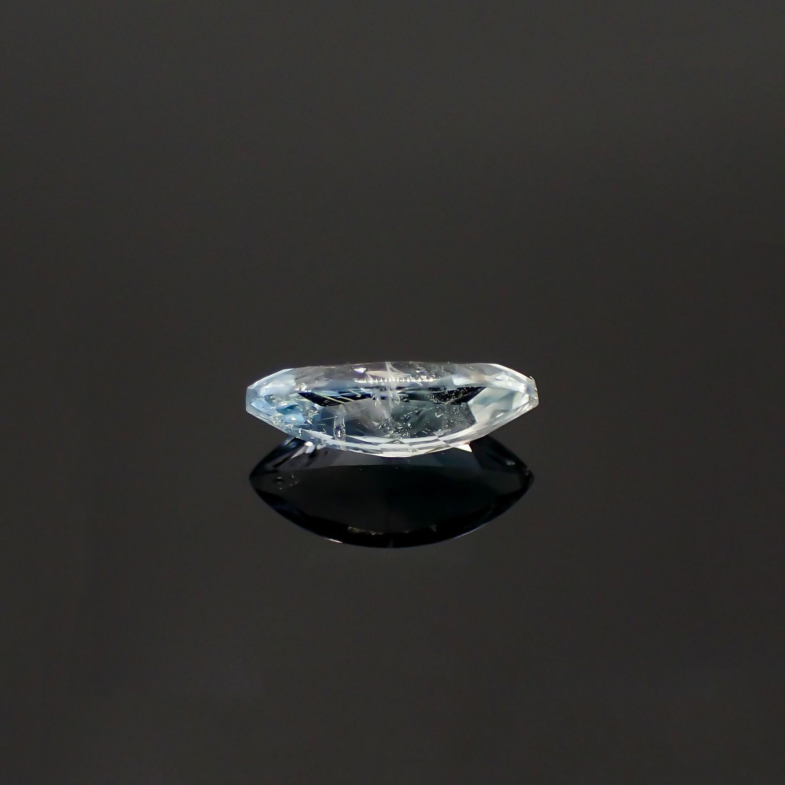 ジェレメジェバイト(宝石名エレメジェバイト)ナミビア産 識別済 0.39ct / 7.3x3.6mm前後 [220616314]