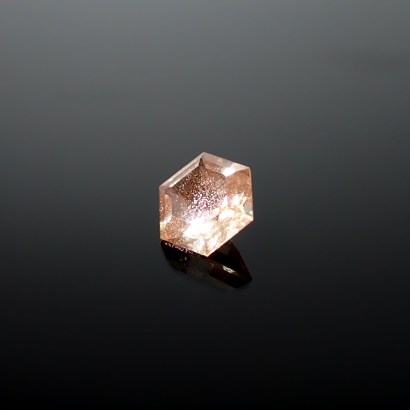 ◇ヘキサゴンカット◇オレゴンサンストーン アメリカ・オレゴン州産 0.44ct / 4.9x4.9mm前後 [260732646]