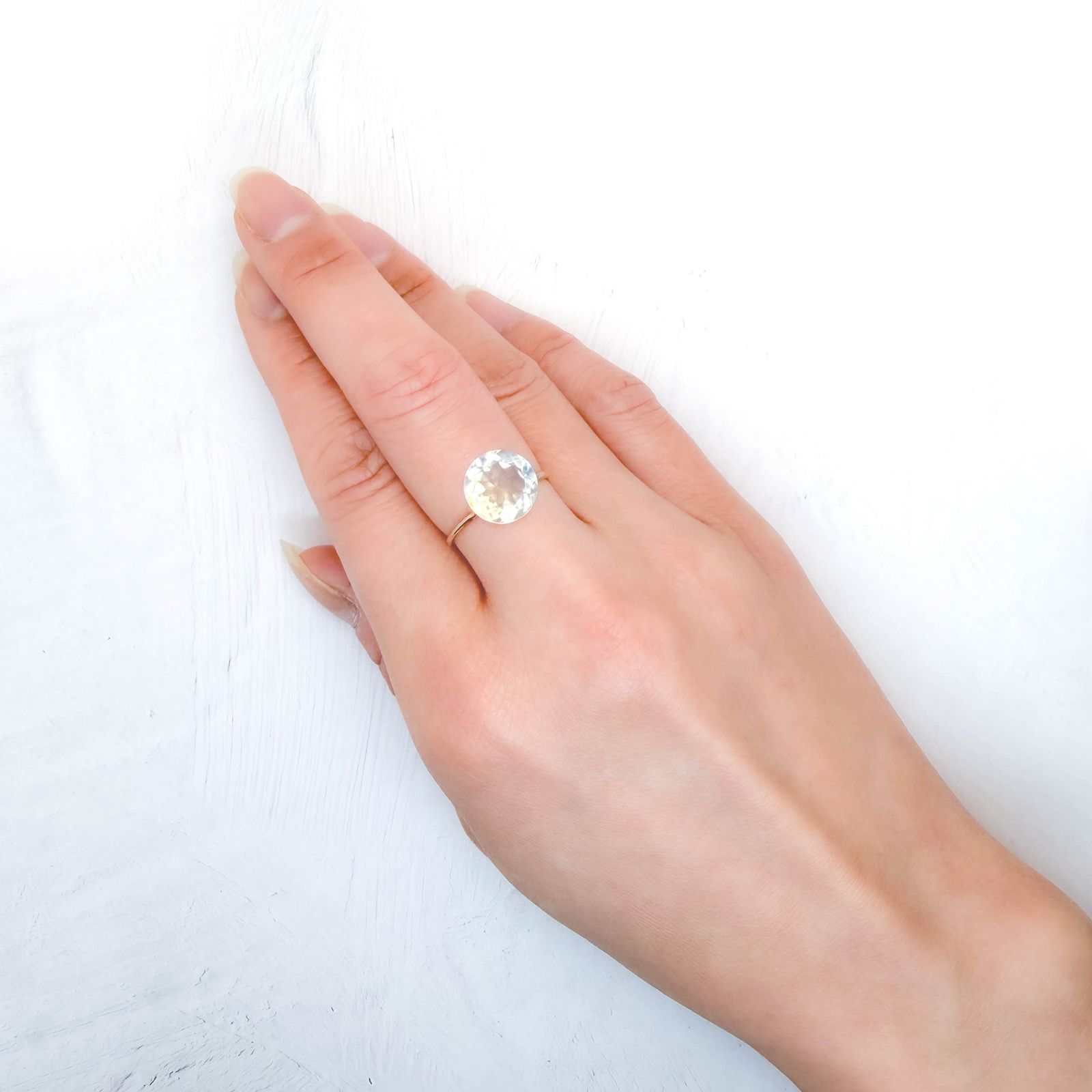 マラウイムーンストーン マラウイ共和国産 4.19ct / 10.3x10.3mm前後 [260331806]