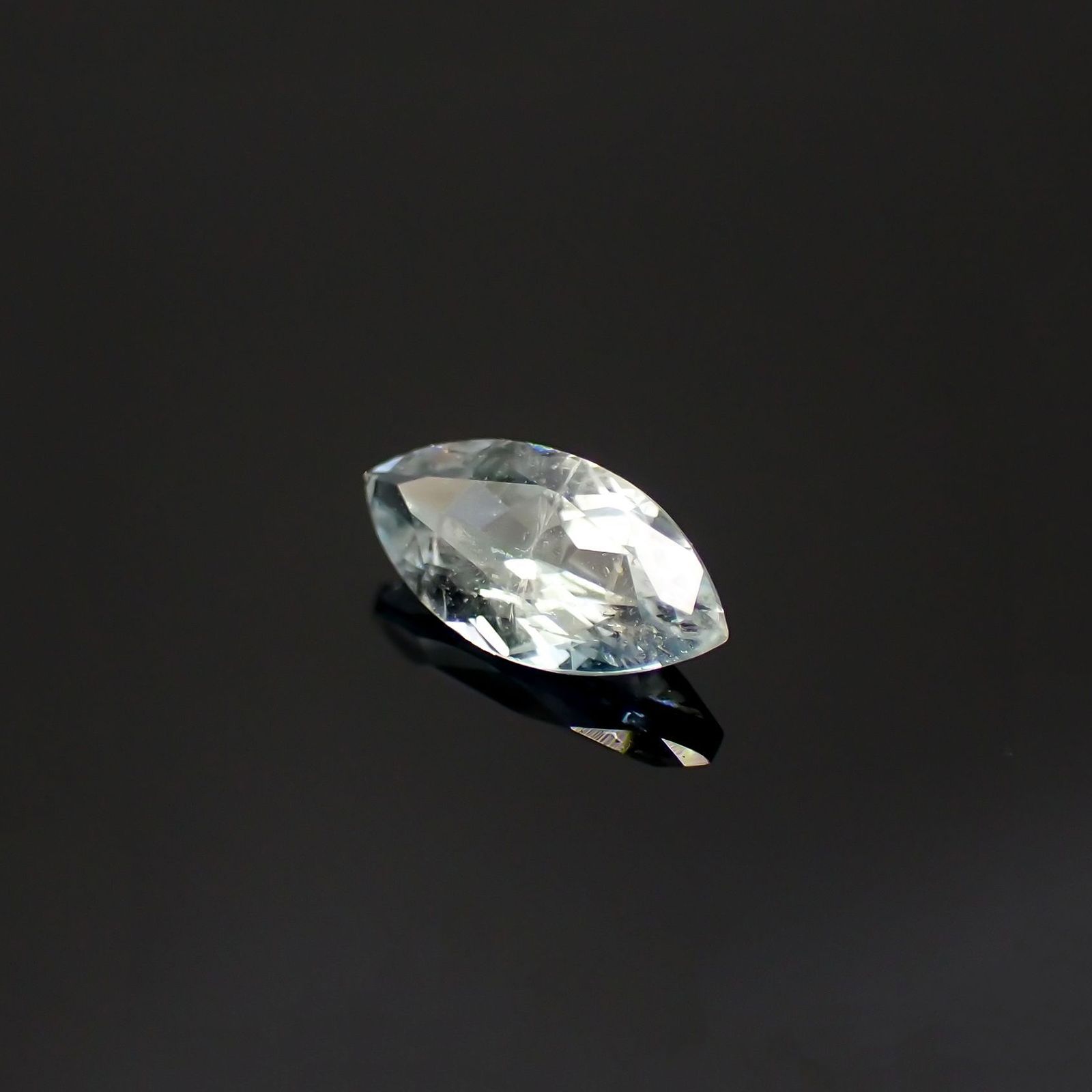 ジェレメジェバイト(宝石名エレメジェバイト)ナミビア産 識別済 0.39ct / 7.3x3.6mm前後 [220616314]
