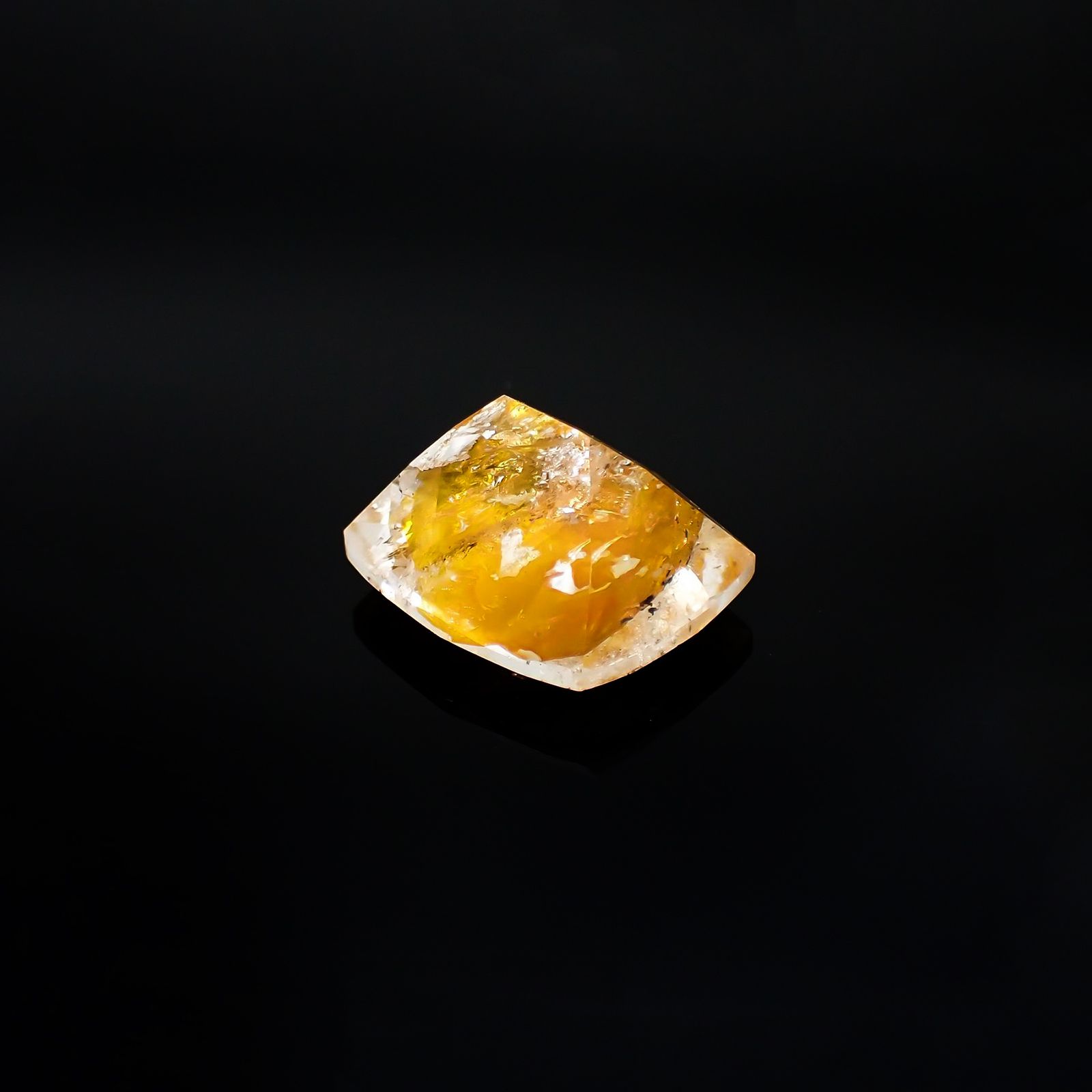オーロラクォーツ ブラジル・ミナスジェライス産 13.95ct / 17x13.8mm前後 [220114357]