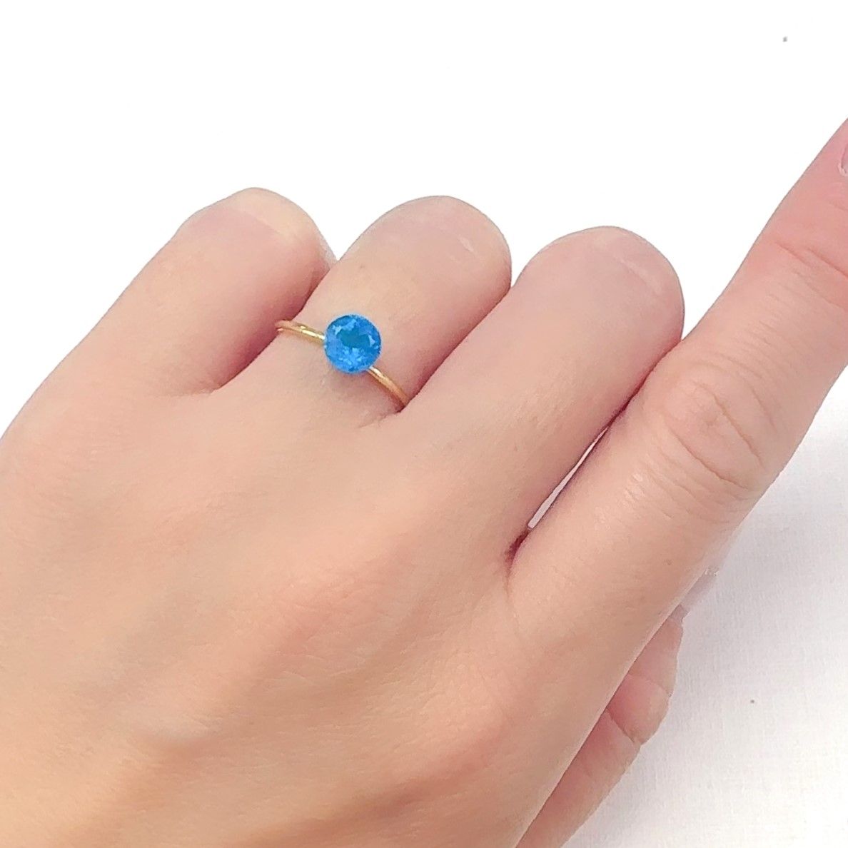 ネオンブルーアパタイト マダガスカル産 0.80ct[240628092]5.9x5.9mm前後