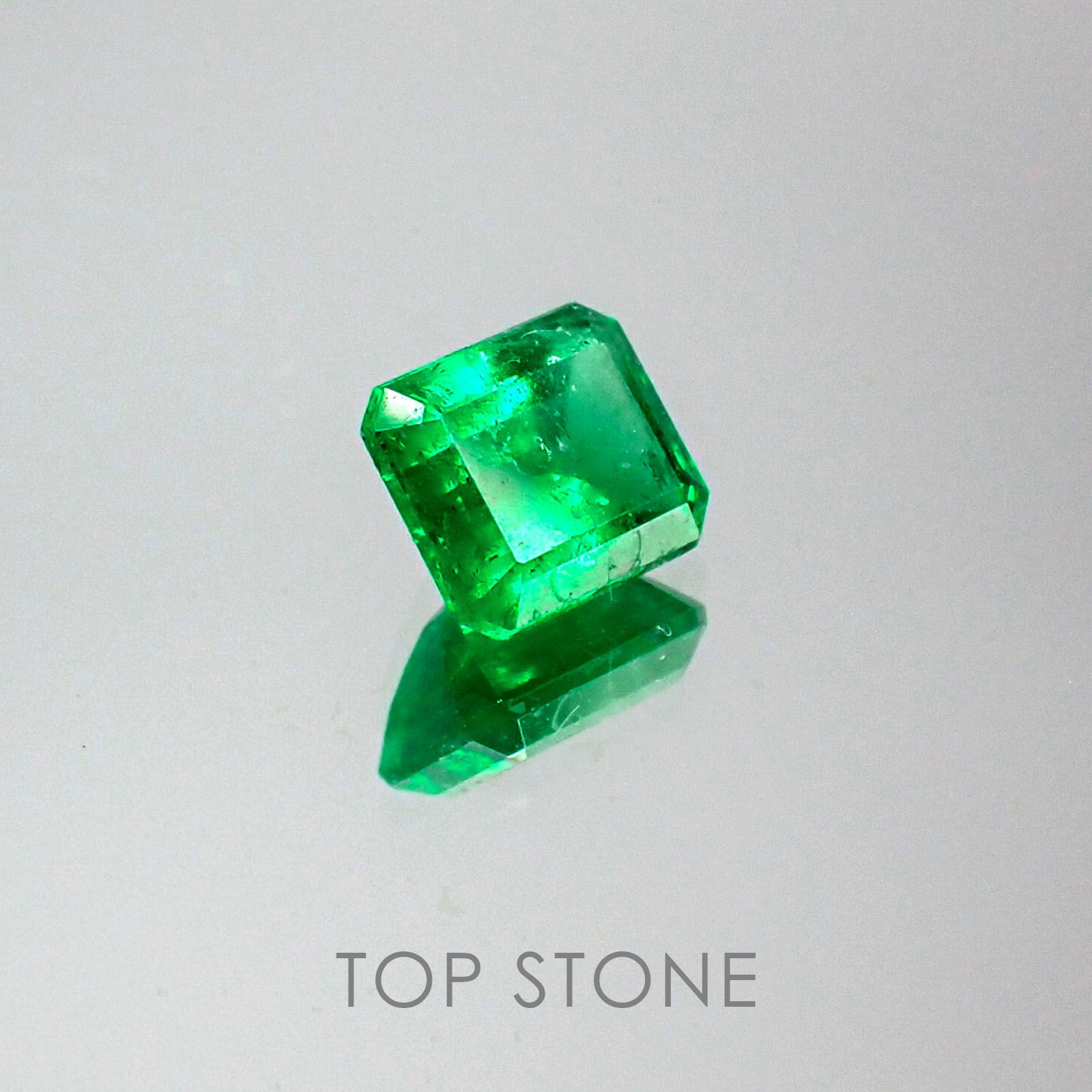 エメラルド コロンビア産 ルース 0.65ct[20062737]5.6×4.9mm前後