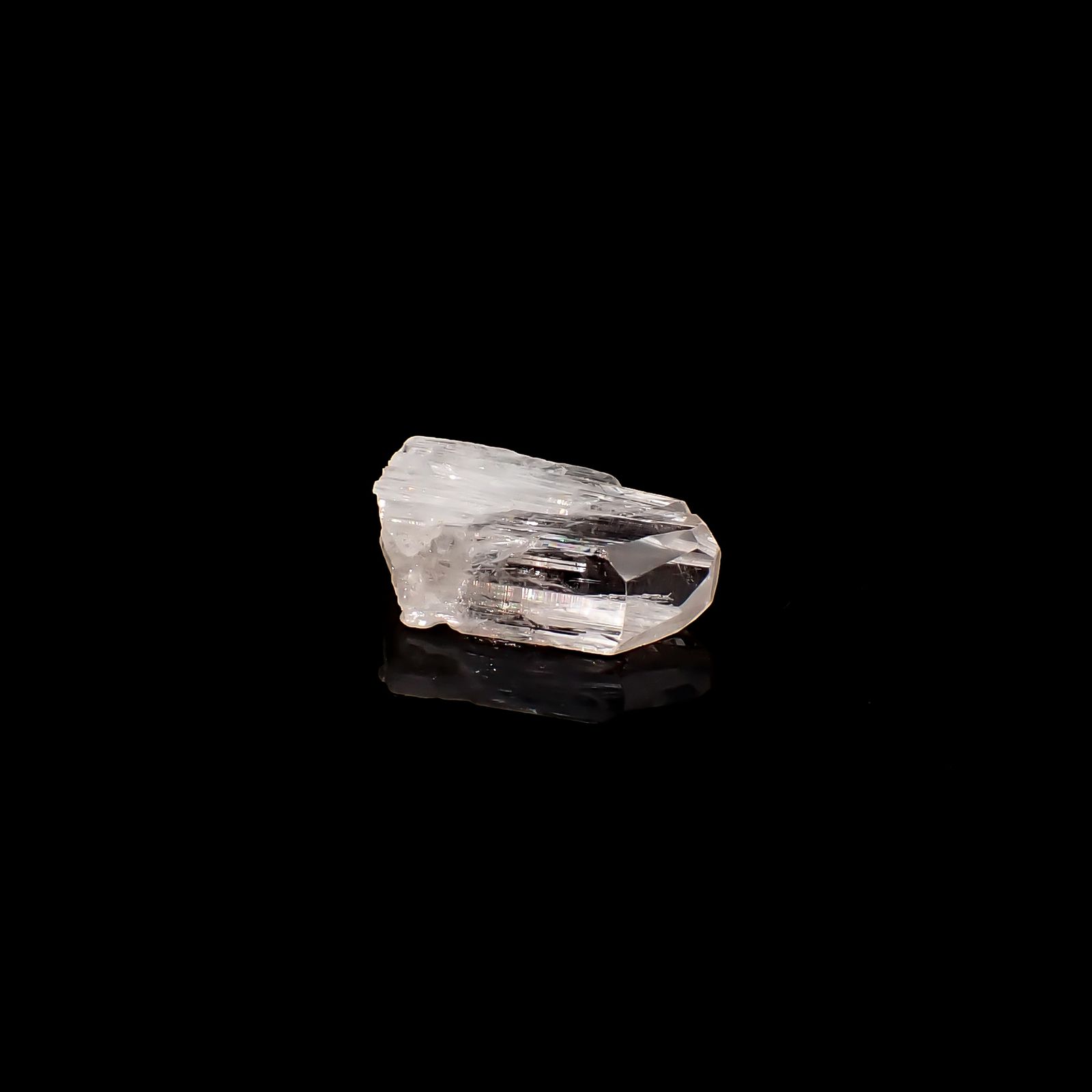 ダンビュライト原石 メキシコ産 10.62ct / 20.3x11.7mm前後 [260532166]