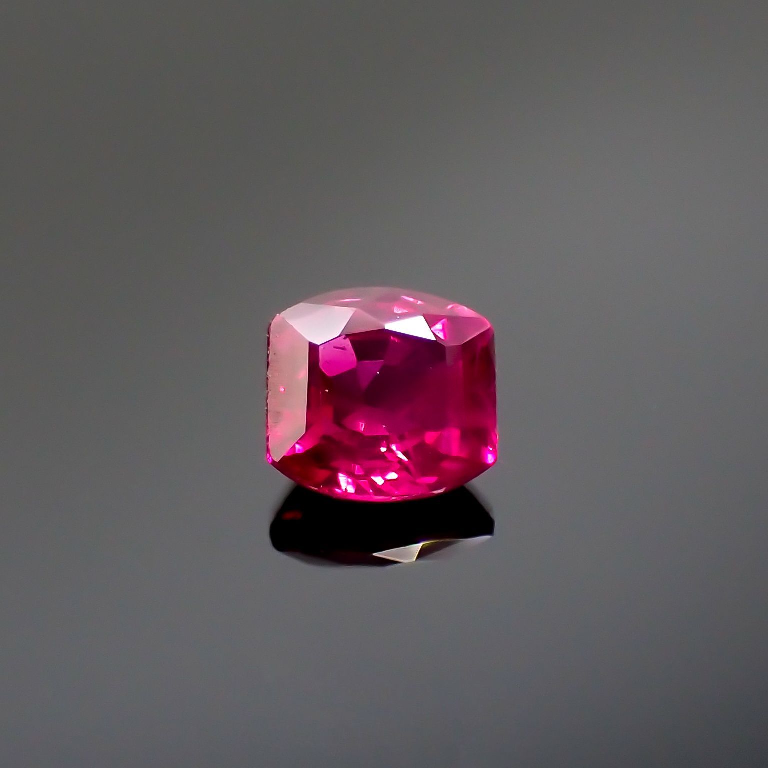 ルビー モザンビーク/ビルマ産 0.15ct [220616199]2.9x2.7mm前後