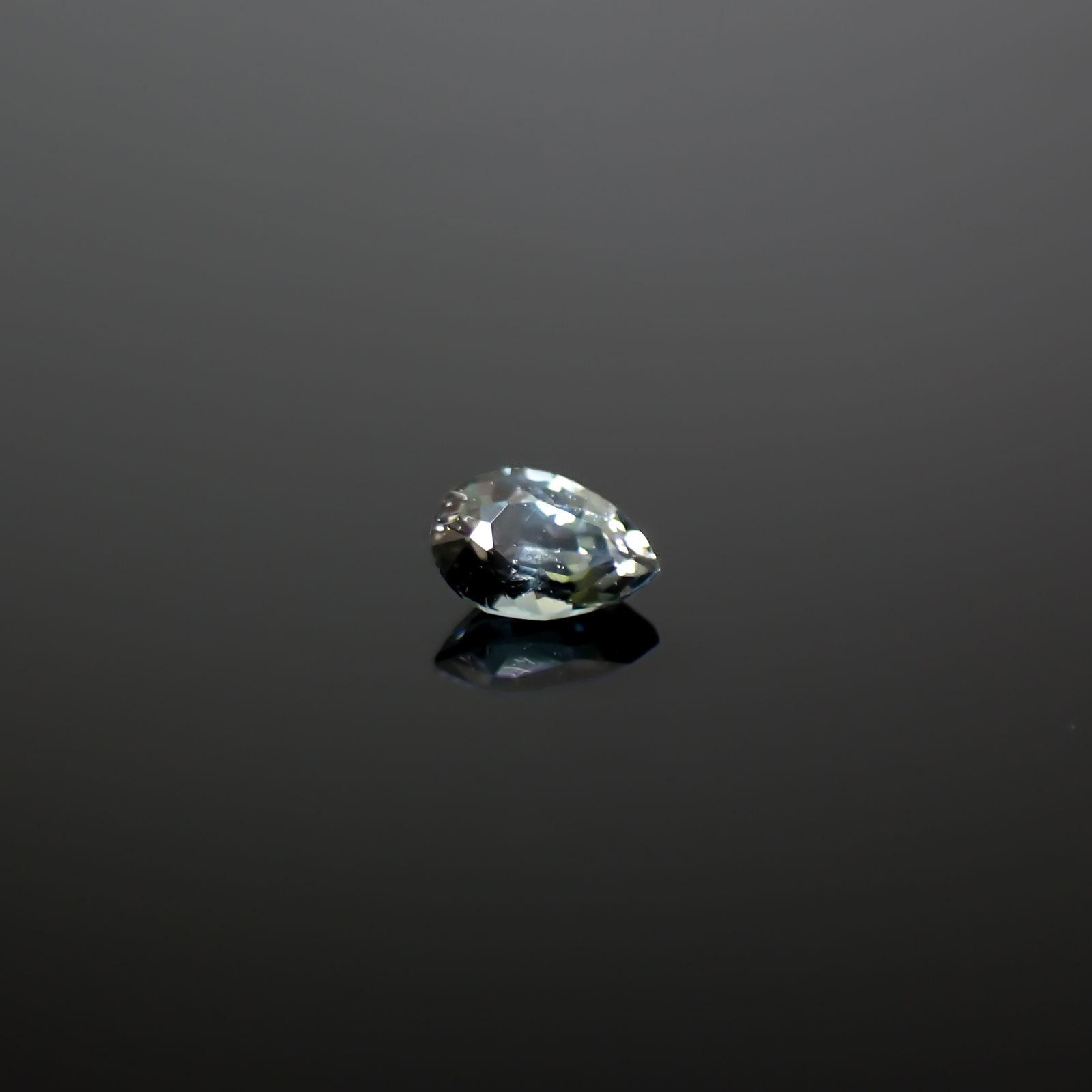 サファリン スリランカ産 0.12ct / 3.7x2.5mm前後 [260432055]