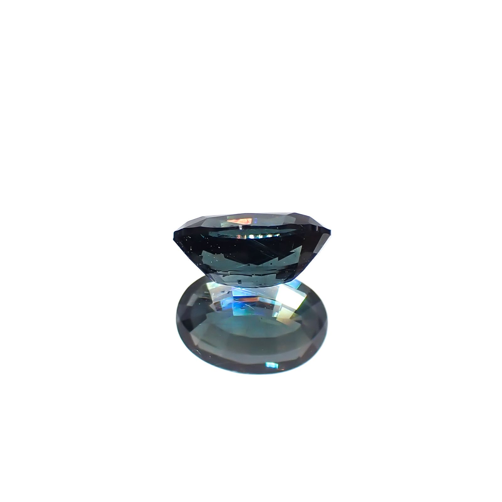 ベキリーブルーガーネット（カラーチェンジガーネット アレキタイプ） マダガスカル・ベキリー産 0.75ct [241029378]6.5x4.5mm前後
