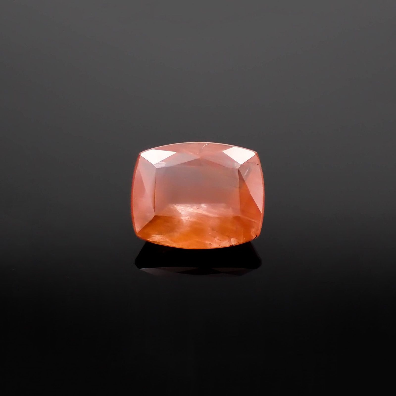 サンストーンスキャポライト(宝石名シーン・スキャポライト)タンザニア産 識別済 2.71ct / 9.9x8.2mm前後 [260819281]