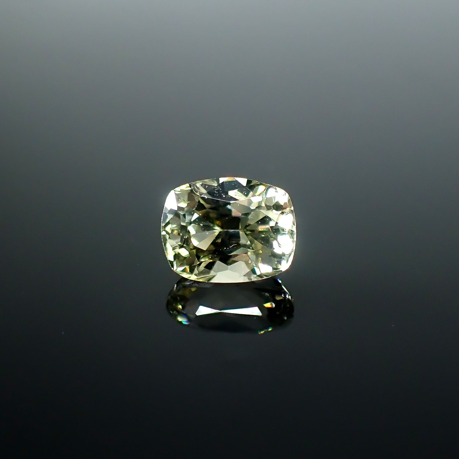 コーネルピン スリランカ産 1.19ct / 6.9x5.4mm前後 [251031232]