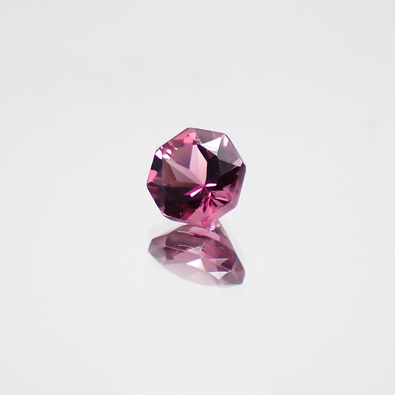 ◇オクタゴンカット◇マラヤガーネットSA(宝石名ガーネット) タンザニア産 0.40ct 識別済[210611032]4×4mm前後